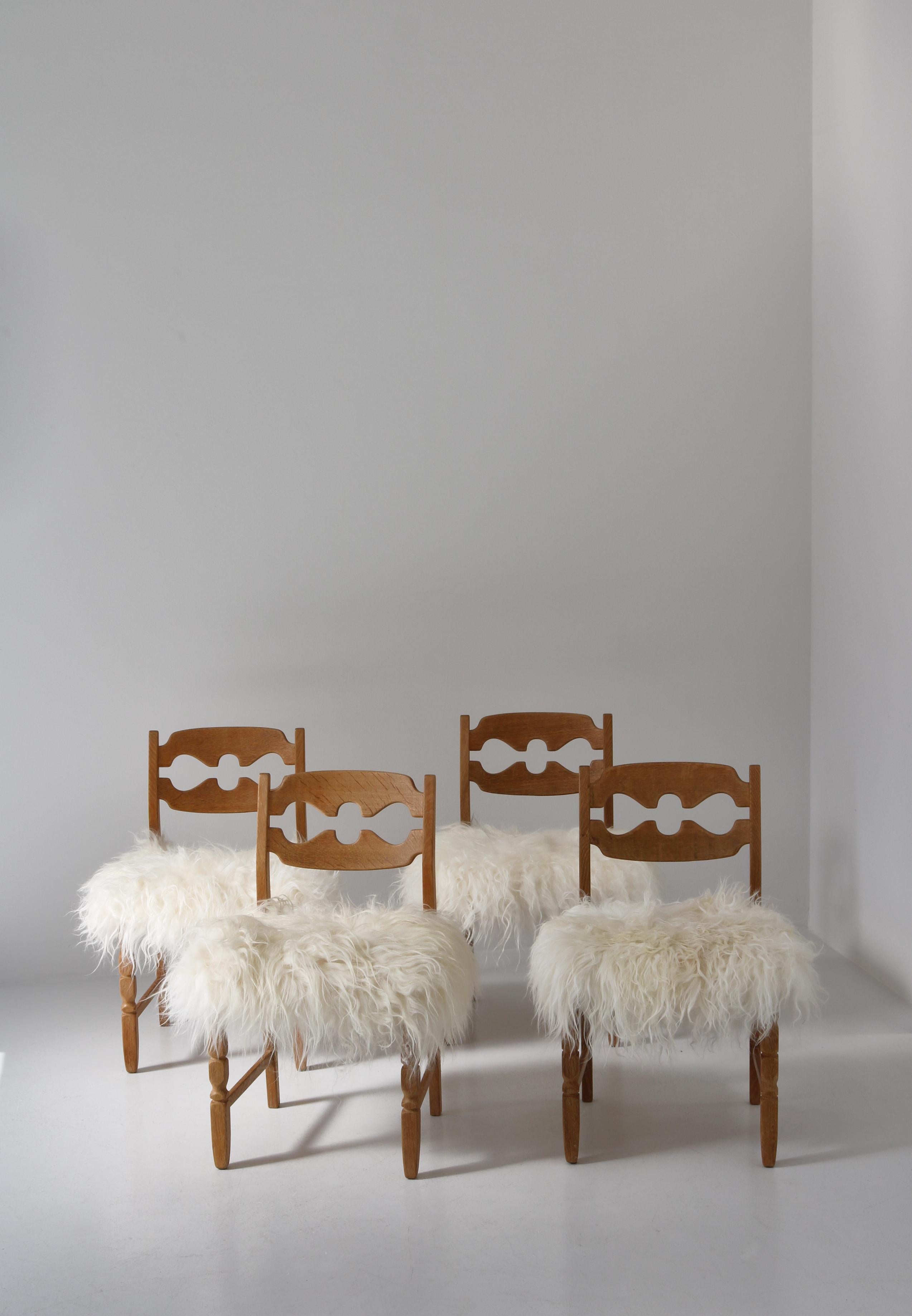 Satz von 4 Rasierklingen-Esszimmerstühlen aus Eiche und Schaffell von Henry Kjærnulf, Dänemark (Skandinavische Moderne) im Angebot