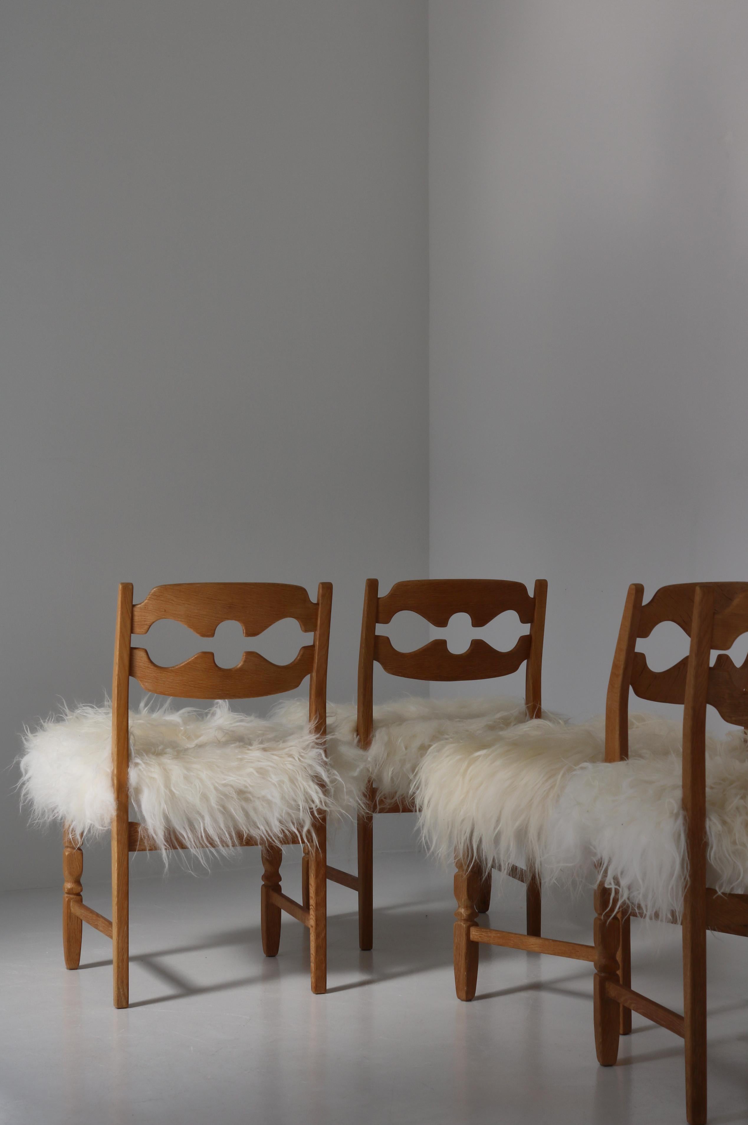 Milieu du XXe siècle Ensemble de 4 chaises de salle à manger Razor Blade en chêne et peau de mouton par Henry Kjærnulf, Danemark en vente