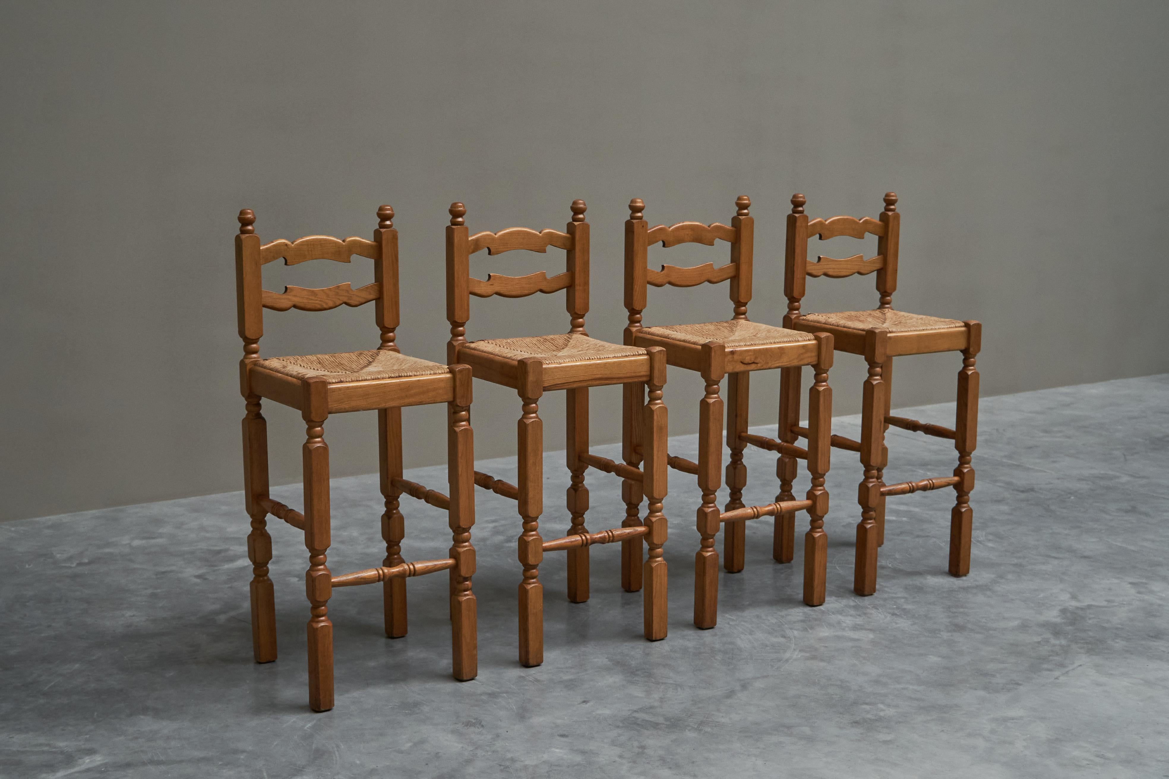 Set of 4 Razorblade Bar Stools in Solid Oak and Rush 1960s

This is a wonderful set of unusual mid century bar stools in solid oak and rush.

They feature a very interesting design with distinct ‘razorblade’ style backrests. Adorned with beautiful