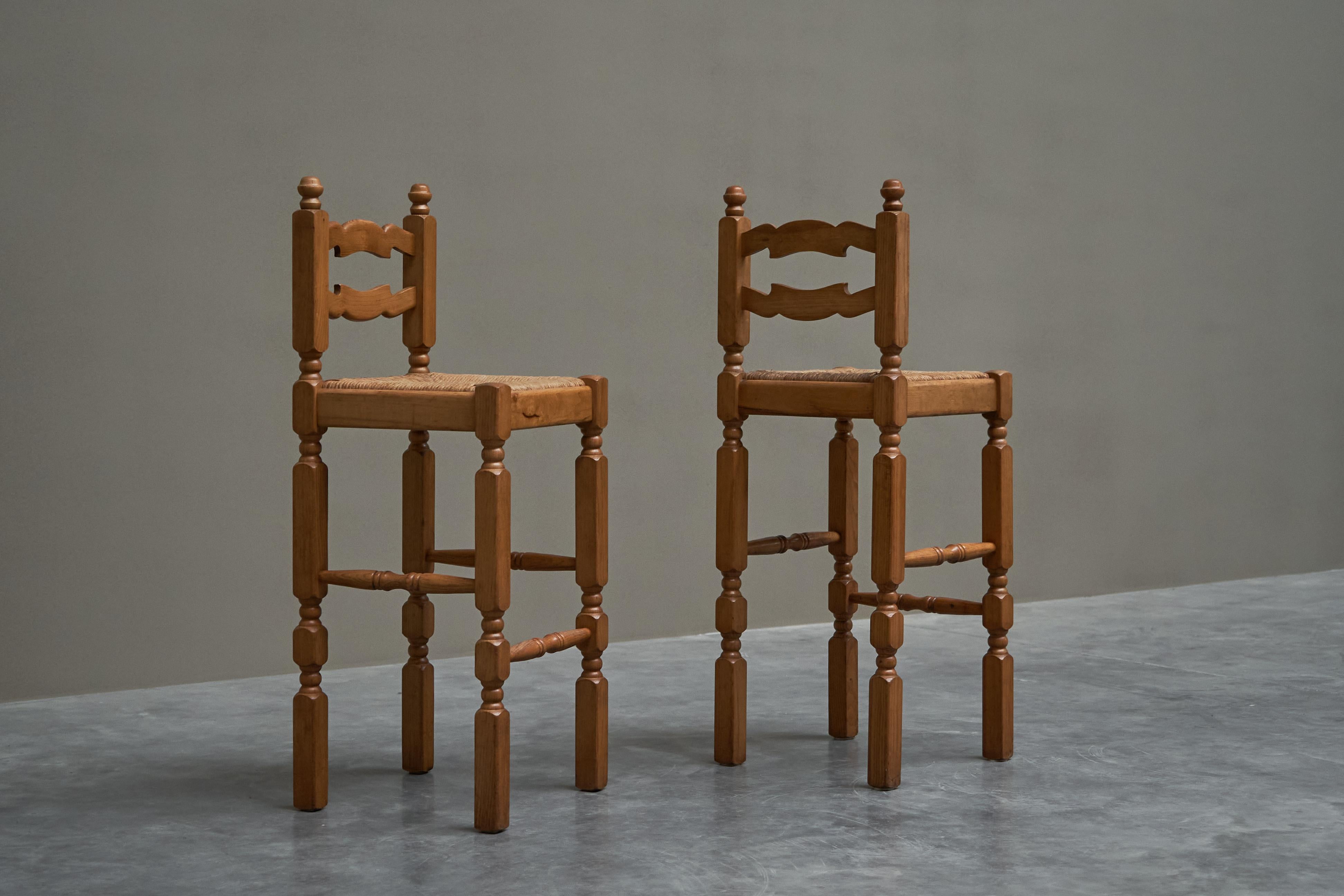 Mid-Century Modern Set of 4 Razorblade Bar Stools in Solid Oak and Rush 1960s For Sale