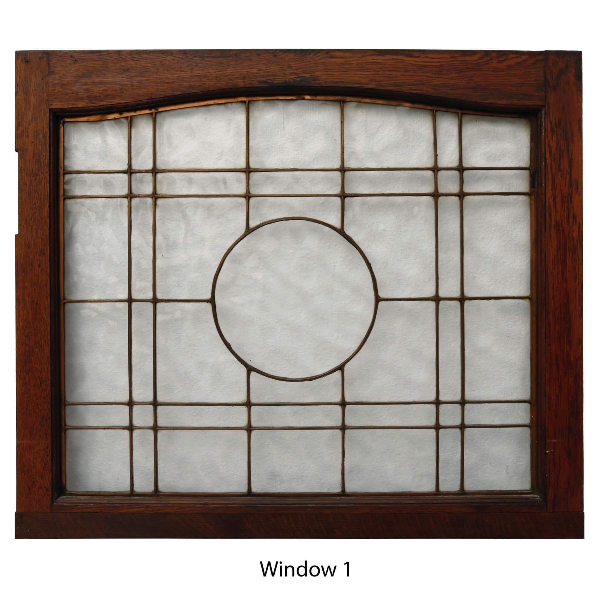 Un ensemble élégant de 4 fenêtres en cuivre récupérées datant du début des années 1900. Chaque fenêtre se compose d'un cadre en chêne, d'un verre texturé transparent et d'un vitrage en cuivre qui s'articule autour d'une vitre circulaire au centre.