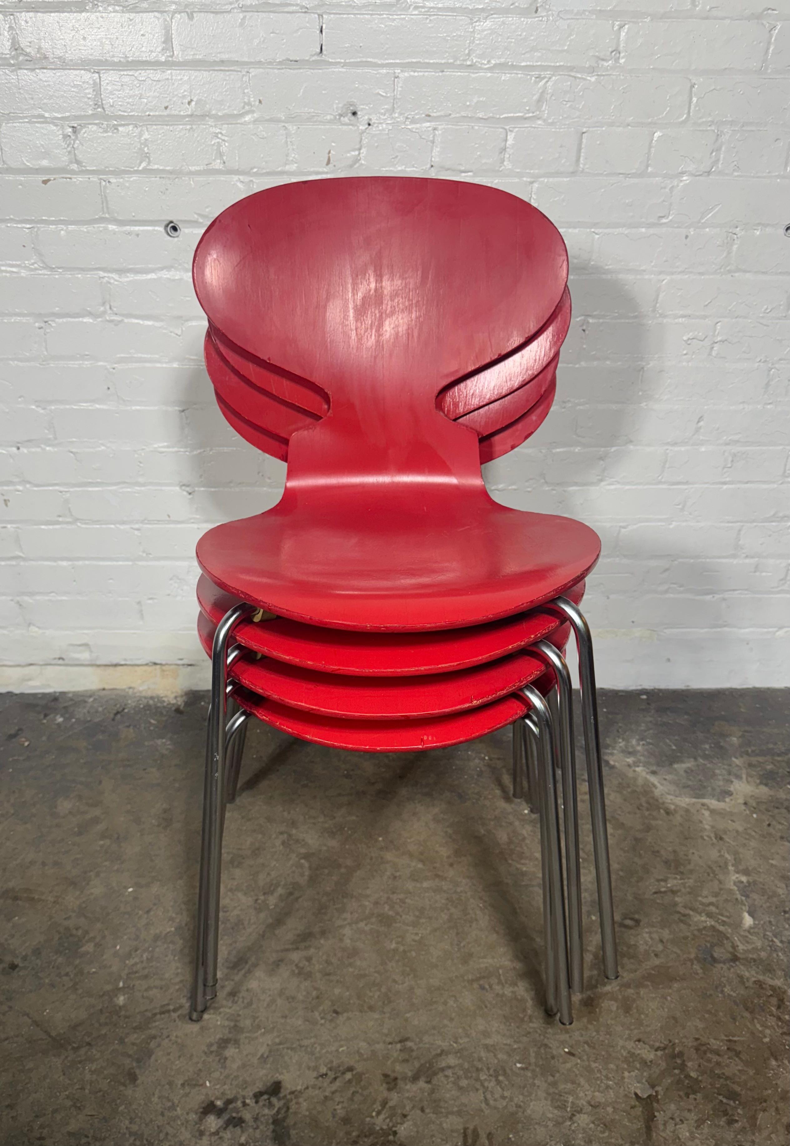 Klassisches Set 4 Stühle von Arne Jacobsen für Fritz Hansen. Der offizielle Name der Stühle lautet 
