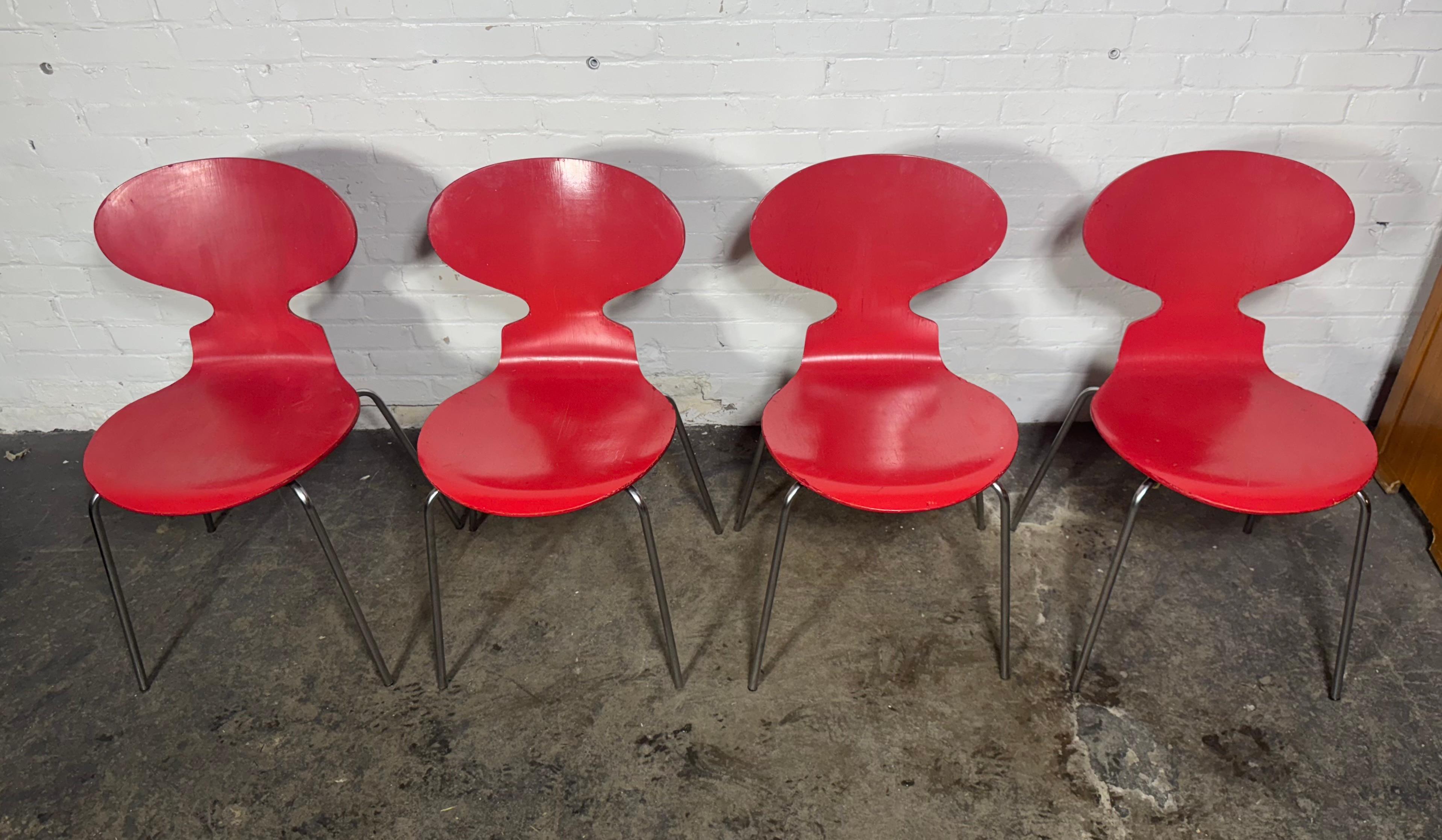 Satz von 4 roten Arne Jacobsen Geweihstühlen für Fritz Hansen, 1973, Dänemark (Dänisch) im Angebot