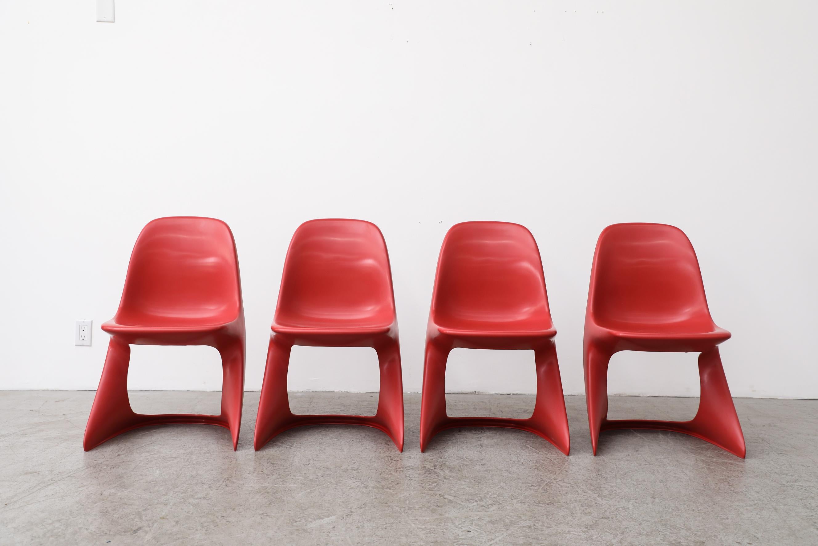 Ensemble de quatre chaises Casalino empilables en plastique rouge de l'ère spatiale des années 1970, par Alexander AGE. Ces jolies petites chaises pour enfants s'empilent facilement. En état d'origine avec une usure visible, y compris des rayures.