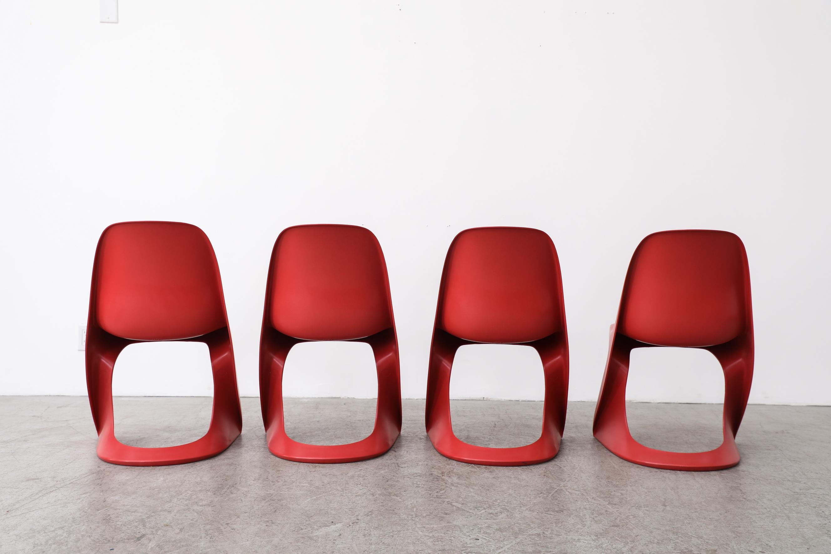 Fin du 20e siècle Ensemble de 4 chaises Casalino rouges empilables de l'ère spatiale pour enfants par Alexander Begge en vente