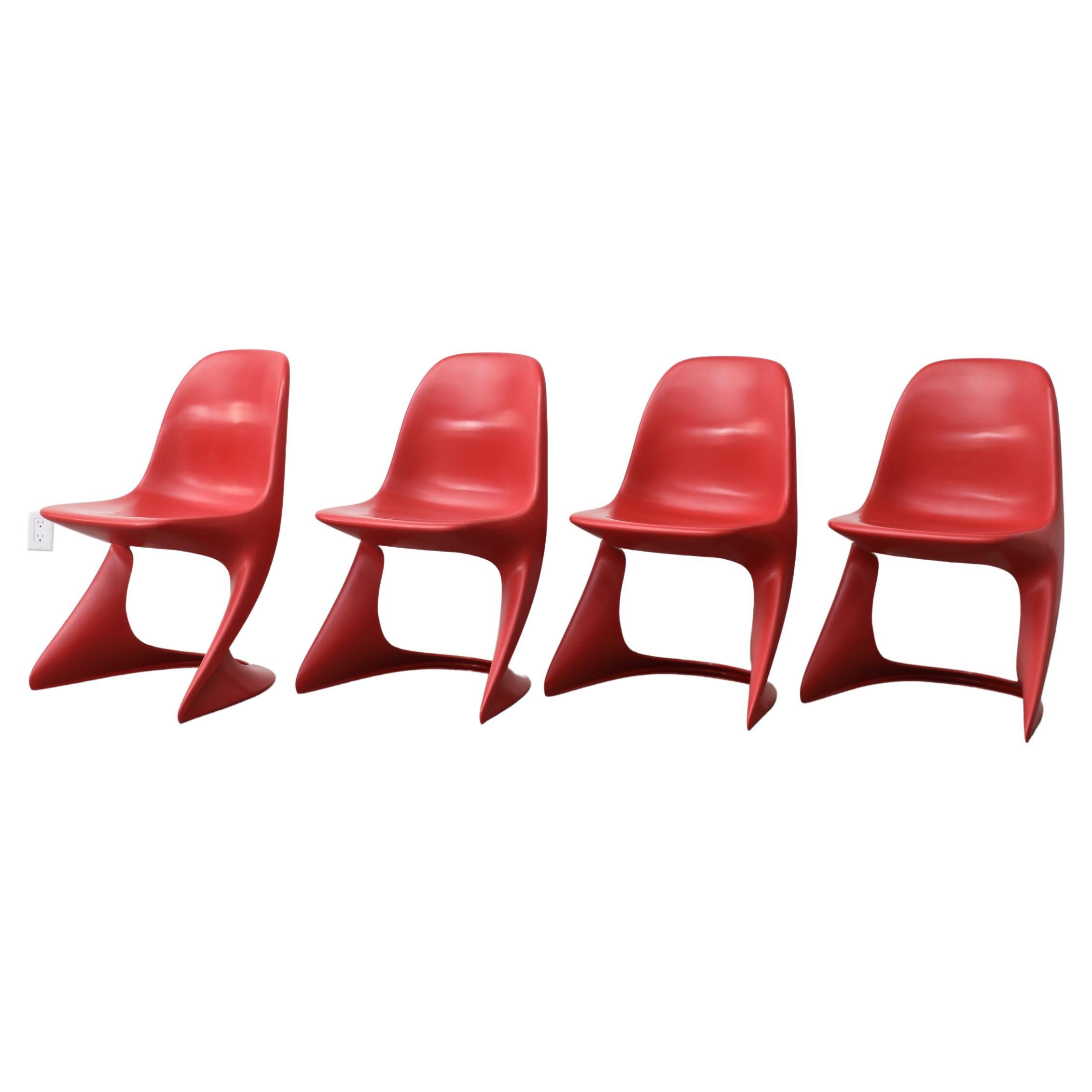 Ensemble de 4 chaises Casalino rouges empilables de l'ère spatiale pour enfants par Alexander Begge en vente
