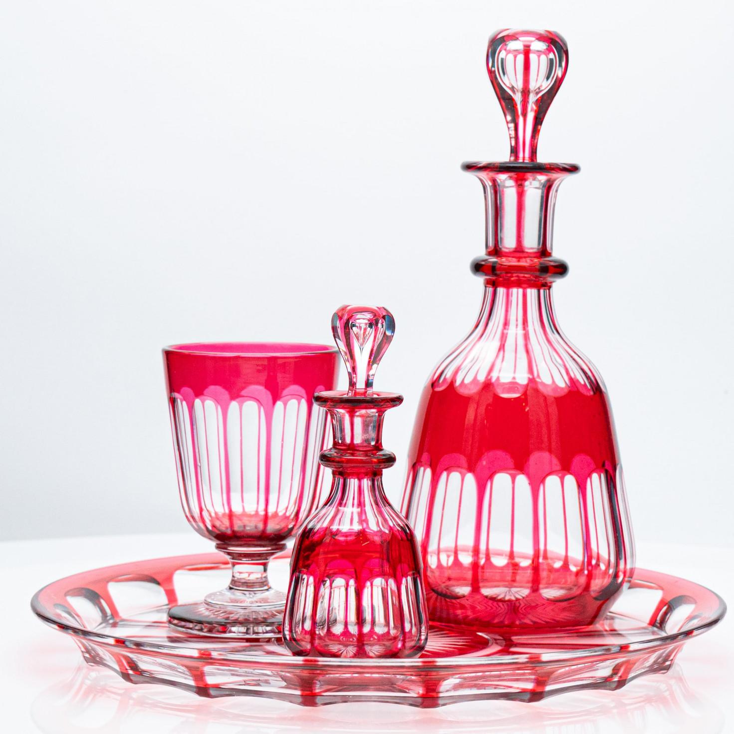Luxury at its finest, set of 4 high-end items from Bohemian glass in red double-layered crystal with a beautiful decor.

1. Vase: H 4.72