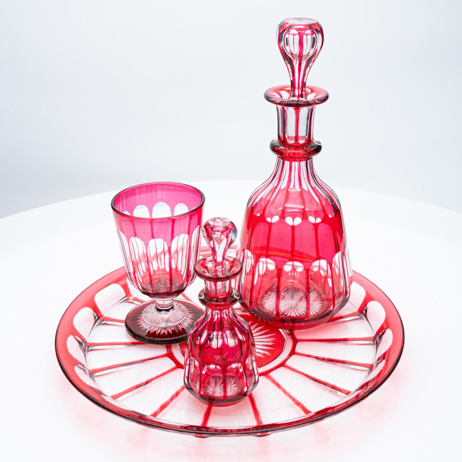 Set of 4 Red Overlay Crystal items, Czech Republic, 1930 For Sale 3