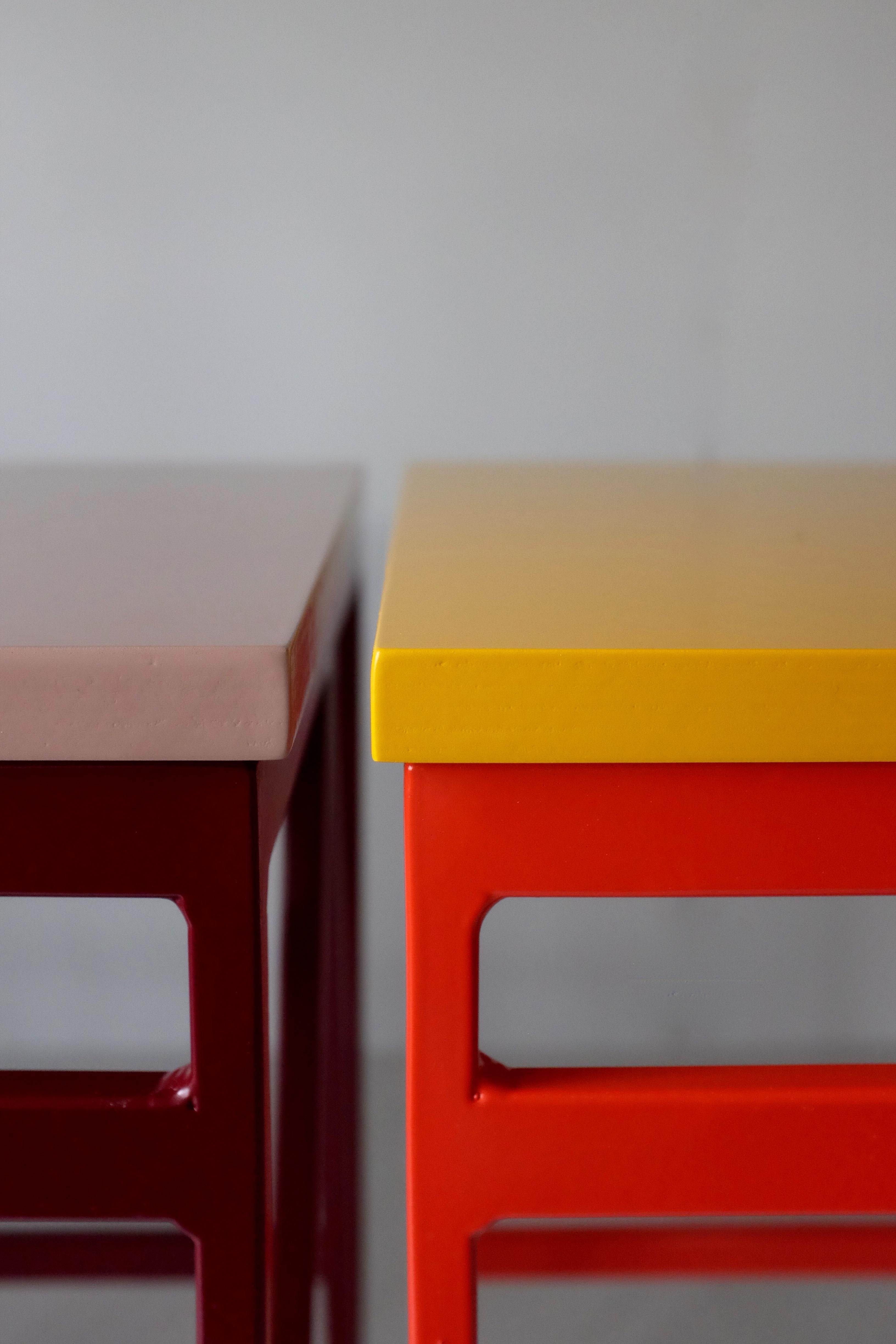 XXIe siècle et contemporain Ensemble de 4 tabourets en bois et acier de couleur rouge et jaune à jouer en vente