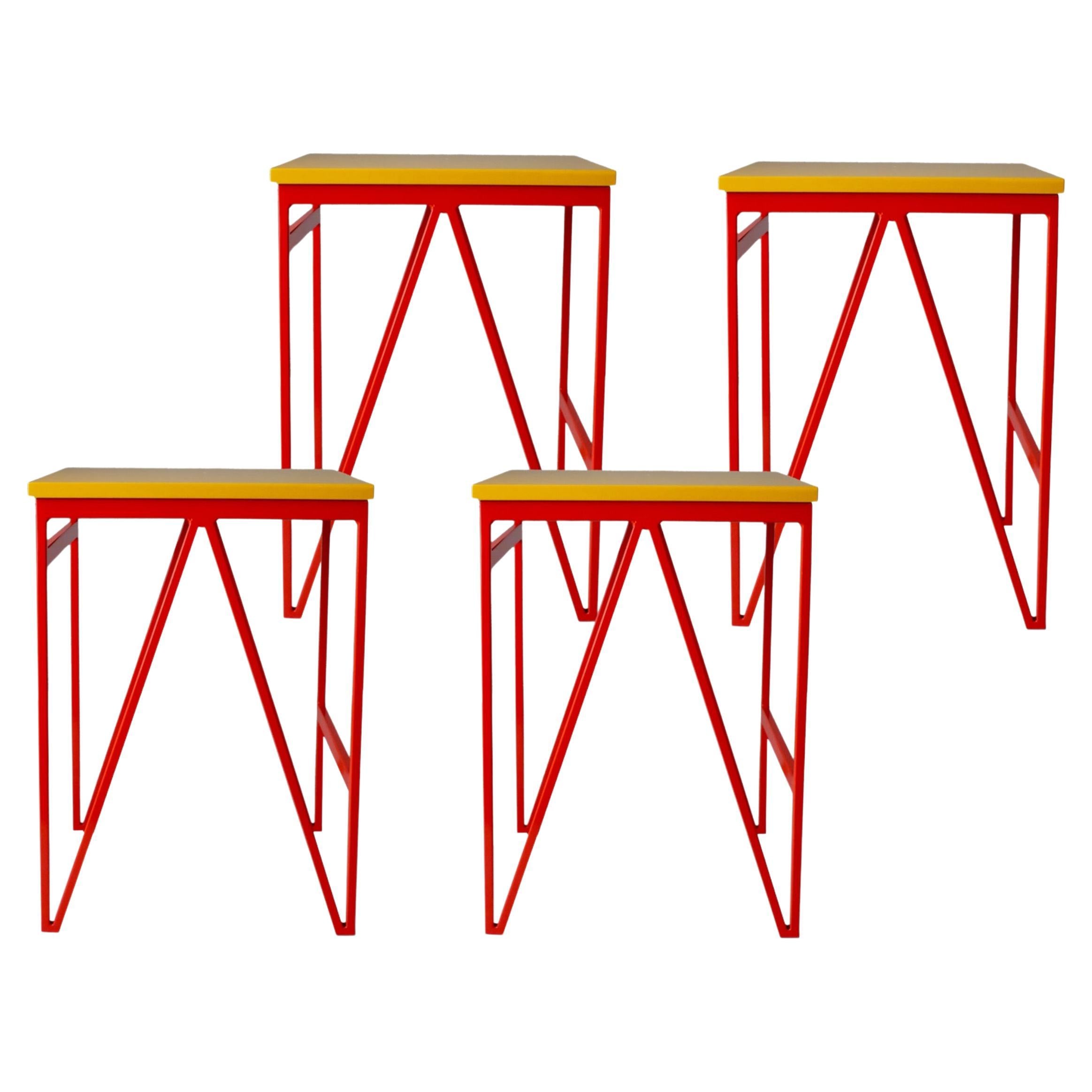 Ensemble de 4 tabourets en bois et acier de couleur rouge et jaune à jouer en vente