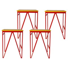 Ensemble de 4 tabourets en bois et acier de couleur rouge et jaune à jouer