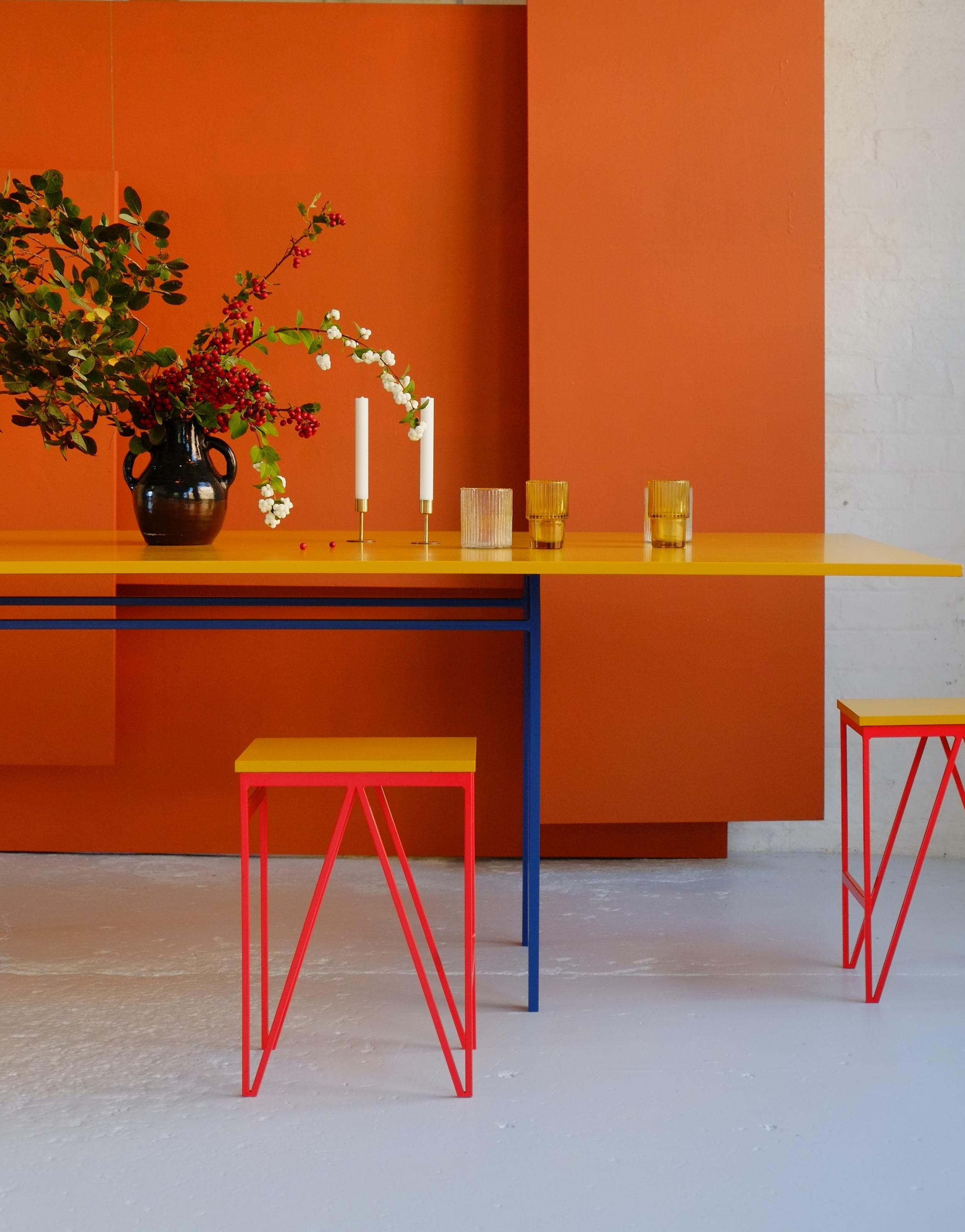 Gli sgabelli Color Play fanno parte della collezione per la sala da pranzo Color Play di &New, che consiste in tavoli da pranzo, panche, sgabelli e armadietti realizzati in Gran Bretagna da artigiani locali. Il design della collezione è stato