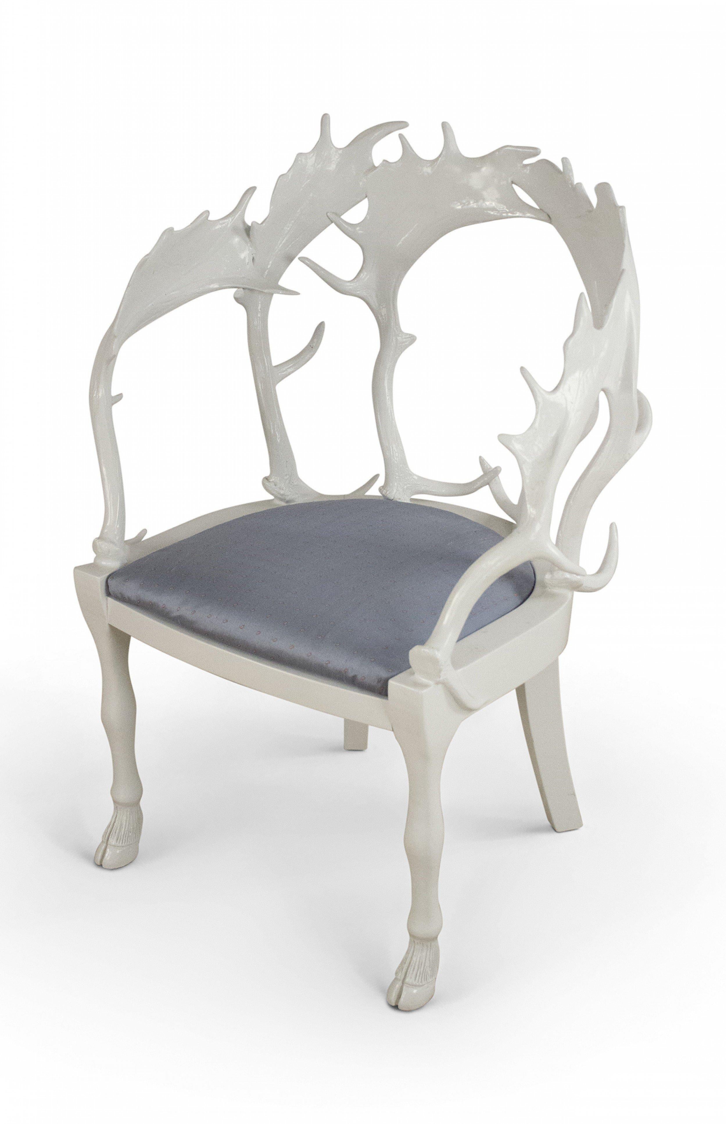 Ensemble de 4 chaises anthropomorphes postmodernes (circa 1980) en résine et bois laqué blanc fantaisie avec dossier en forme de corne et pieds en forme de sabots avec coussin d'assise rembourré bleu (J. Anthony Redmile, Fallow Horn).