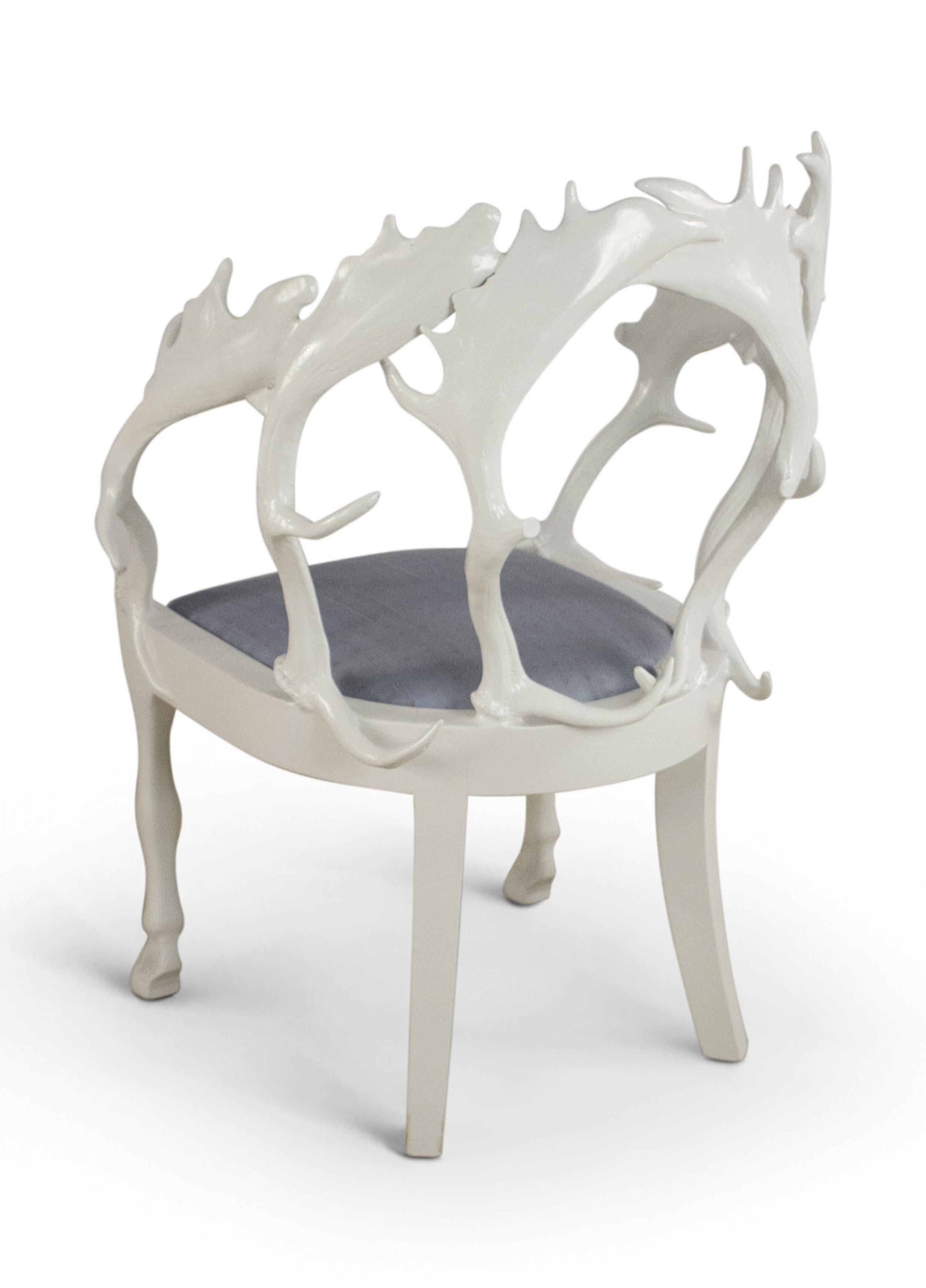 Postmoderne Redmile ensemble de 4 chaises anglaises postmodernes laquées blanches en corne fantaisie en vente