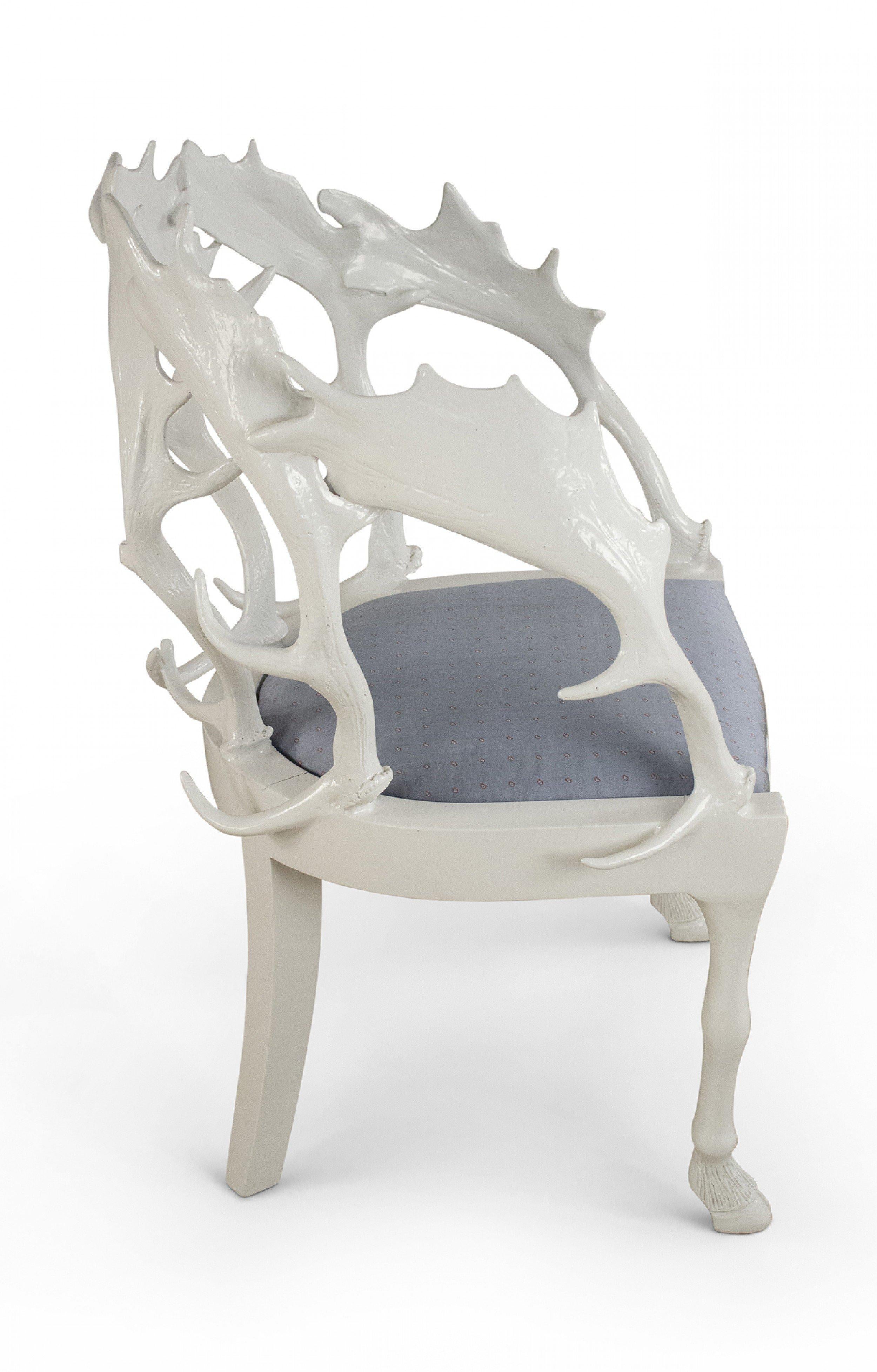 Résine Redmile ensemble de 4 chaises anglaises postmodernes laquées blanches en corne fantaisie en vente