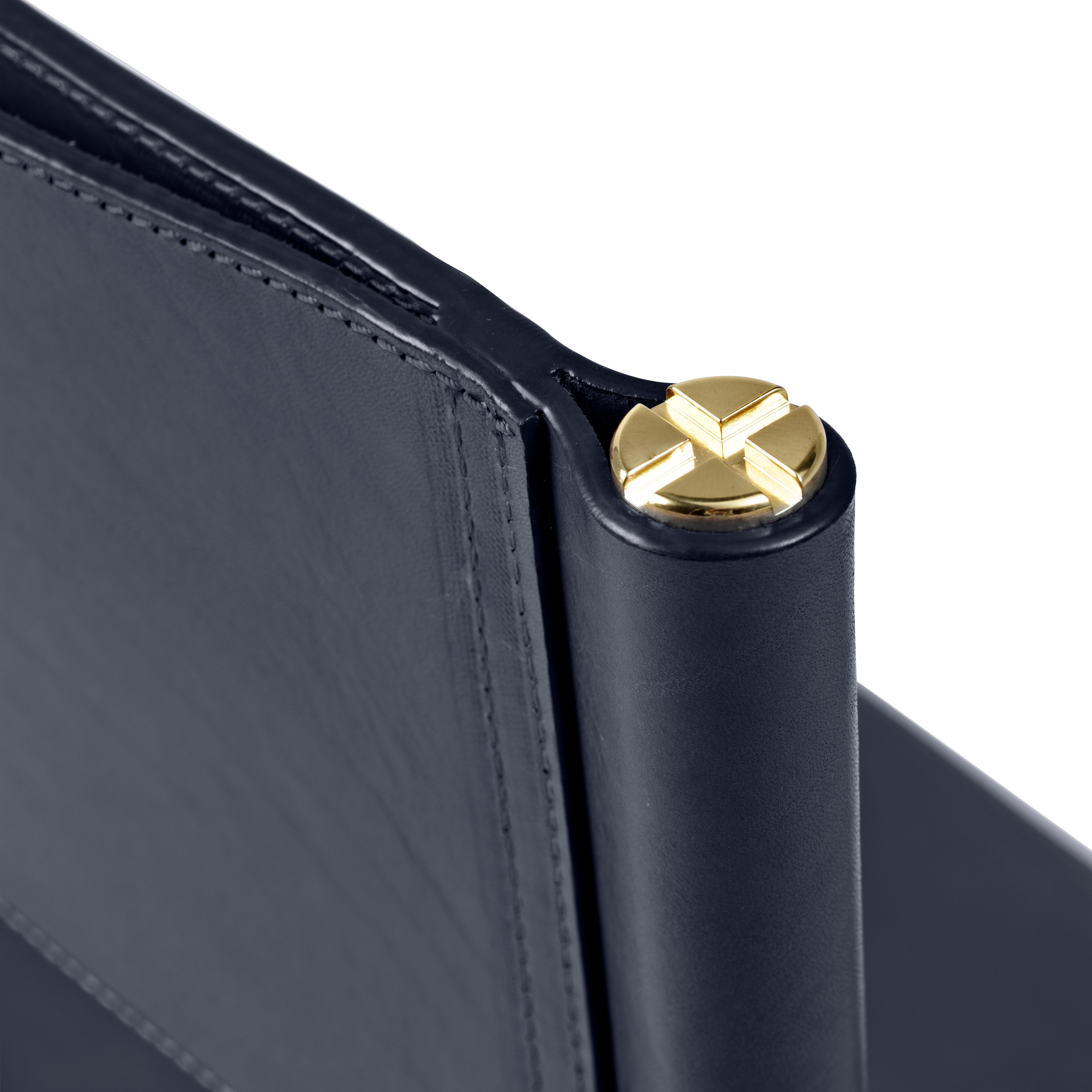 XXI secolo e contemporaneo Set di 4 sgabelli da bar classici con. Schienale in pelle blu navy e metallo in gomma nera in vendita