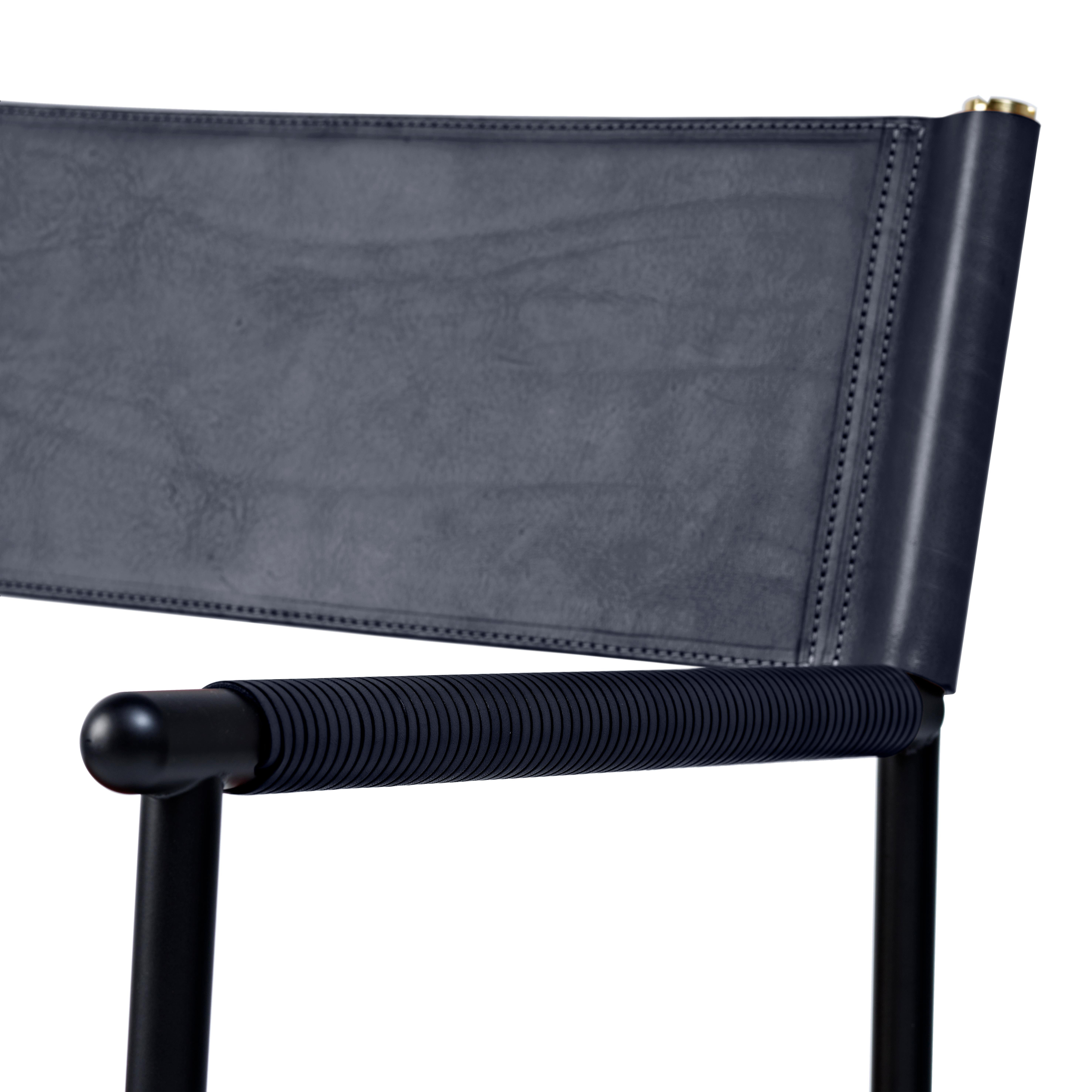 Satz von 4 kunsthandwerklichen zeitgenössischen Stühlen aus marineblauem Leder und schwarzem Gummimetall (Stahl) im Angebot