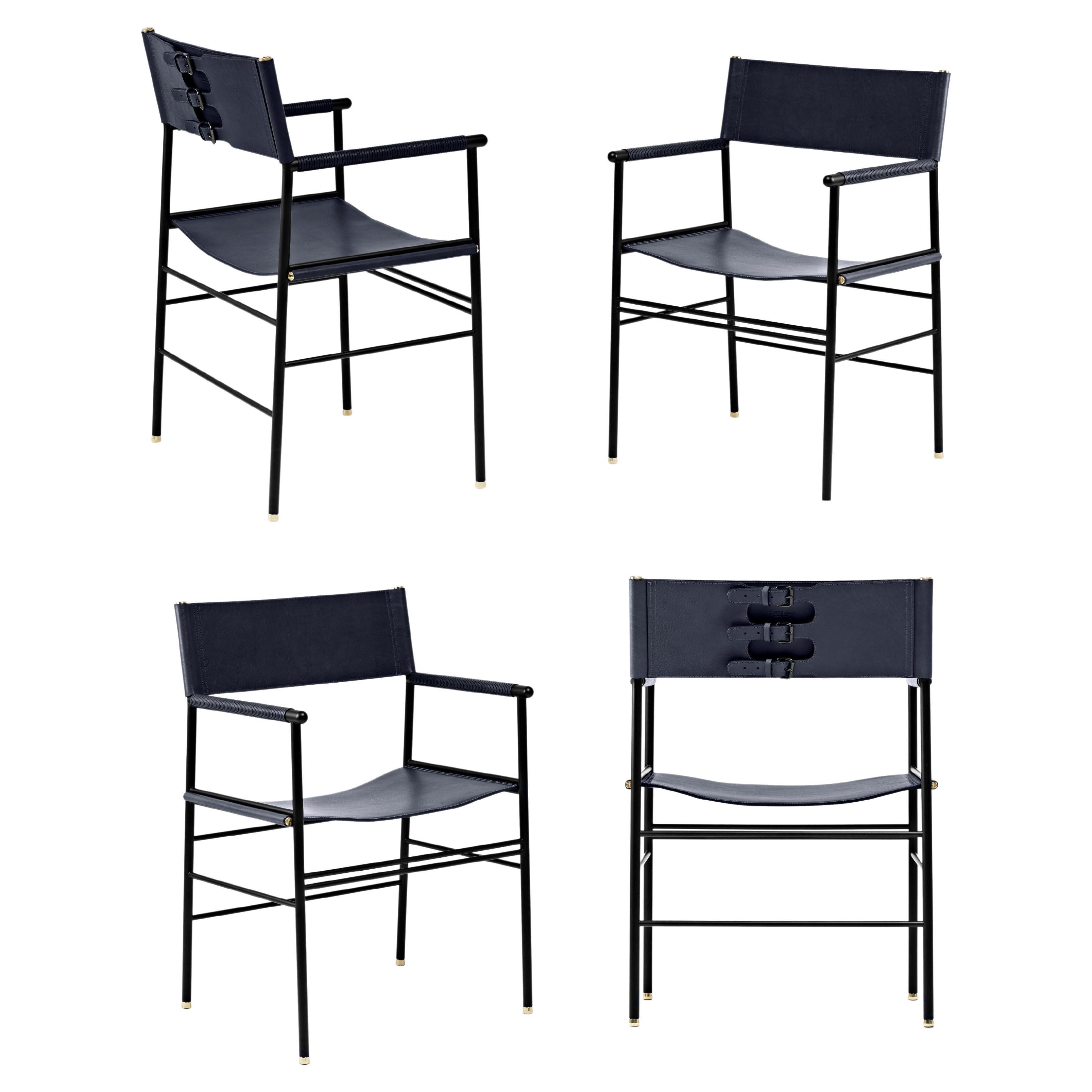 Satz von 4 kunsthandwerklichen zeitgenössischen Stühlen aus marineblauem Leder und schwarzem Gummimetall im Angebot
