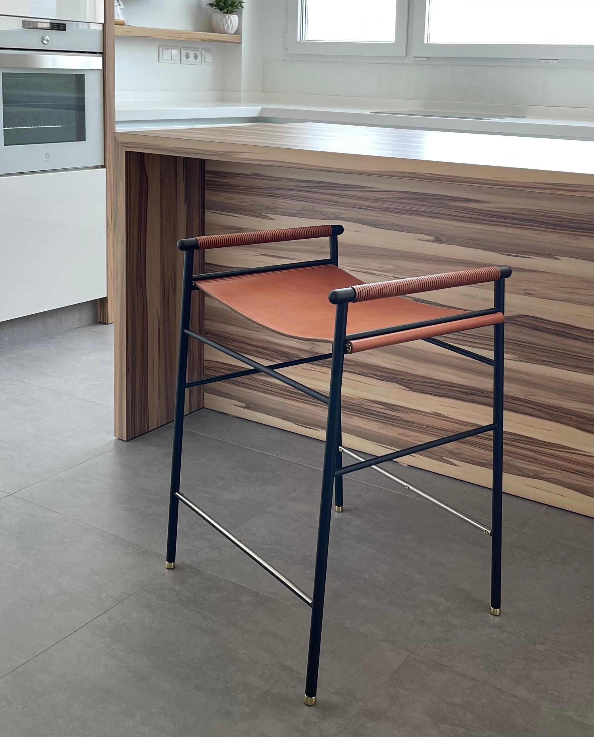Ensemble de 4 tabourets de bar contemporains en cuir naturel brun clair et métal en caoutchouc noir en vente 3
