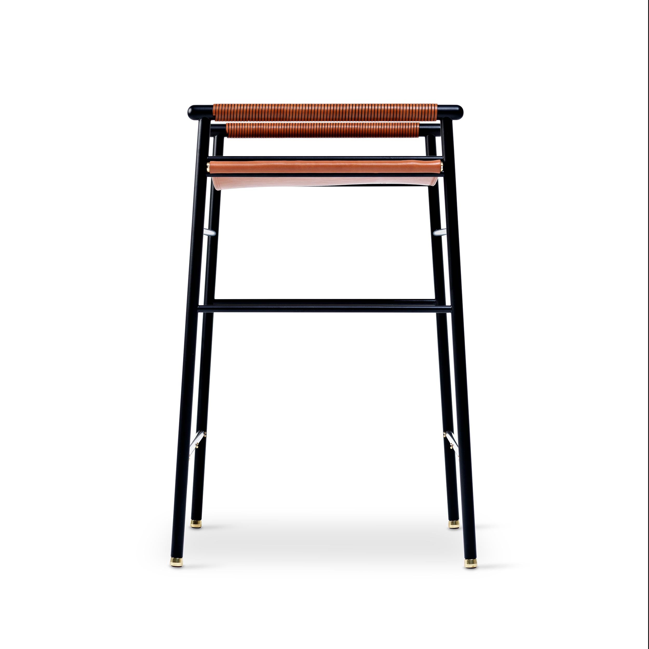 Teinture végétale Ensemble de 4 tabourets de bar contemporains en cuir naturel brun clair et métal en caoutchouc noir en vente