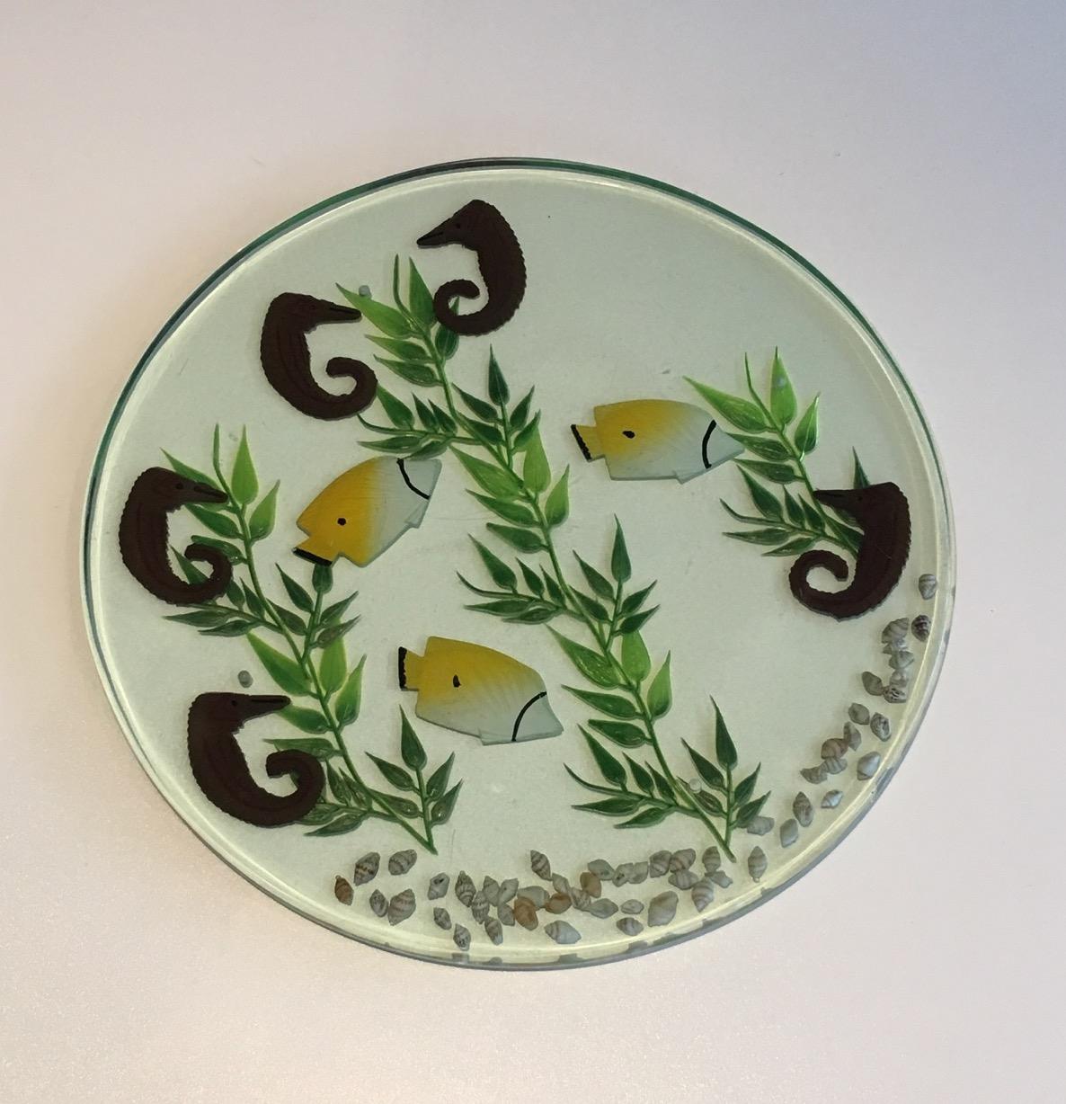 Set of 4 Resin Plates with Incrusted Seahorses, Fishes, Algues and Shells In Good Condition For Sale In Marcq-en-Barœul, Hauts-de-France