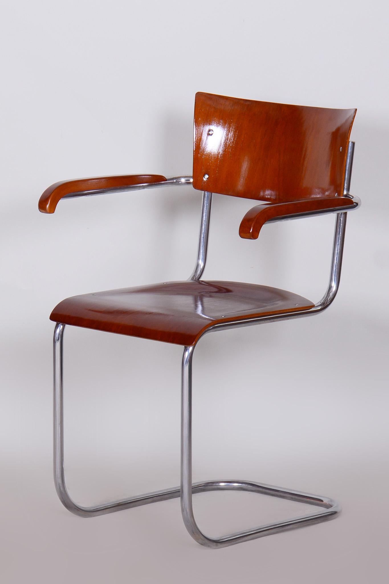 Ensemble de 4 fauteuils Bauhaus en contreplaqué de hêtre restaurés par Mart Stam.

Style : Bauhaus
Période : 1930-1939.
Matériau : Contreplaqué de hêtre et acier chromé
Source : Allemagne 
Créateur : Mart Stam
Hauteur de l'assise : 45 cm / 17.72″.