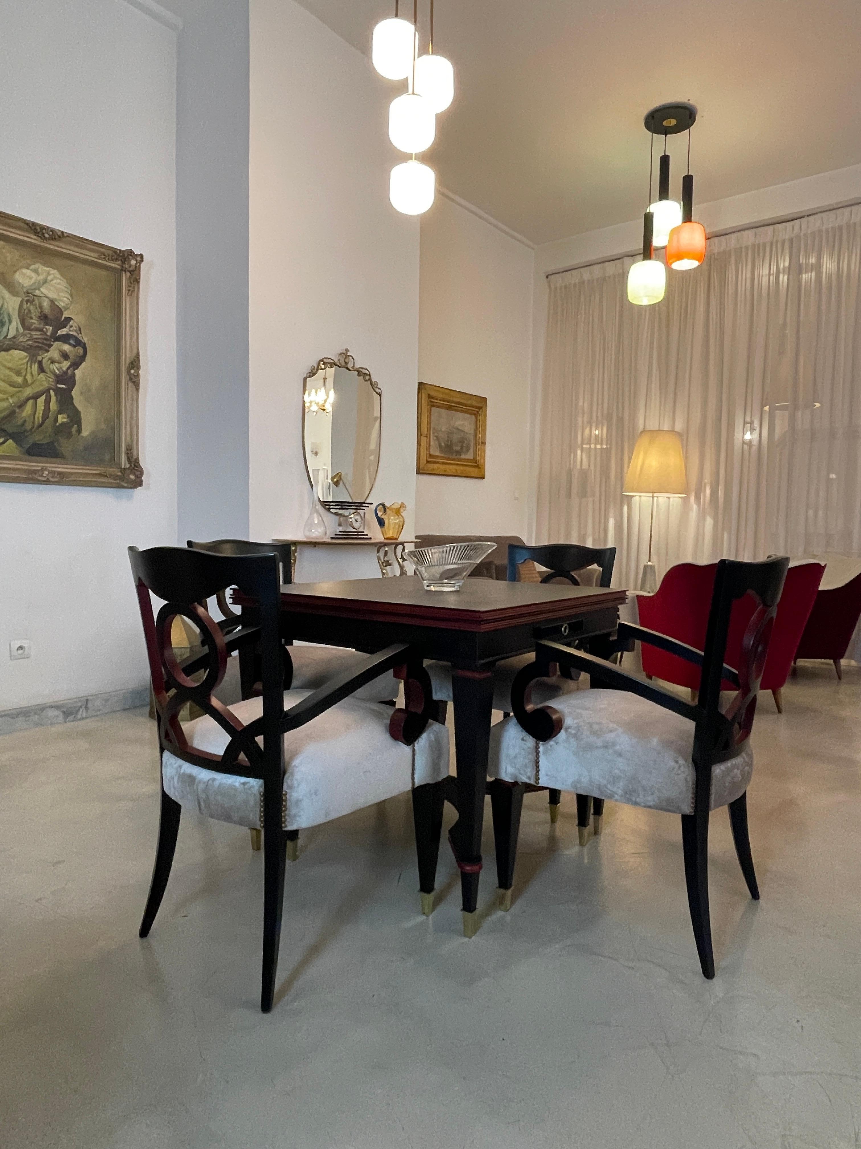 Estos sillones vintage italianos restaurados son un bello complemento para cualquier hogar. Los sillones se han retapizado con un lujoso terciopelo gris, que aporta comodidad y elegancia. Están adornadas con remates de cabeza de clavo, que añaden un