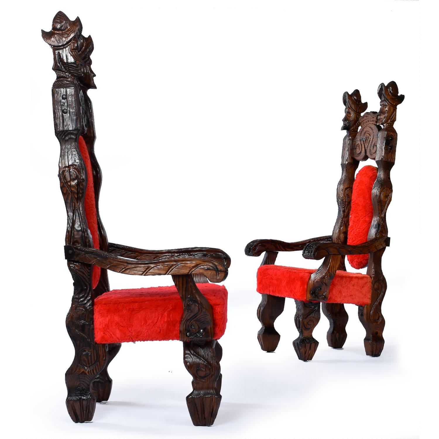Milieu du XXe siècle Ensemble de 4 chaises vintage Witco Conquistador Tiki en fourrure rouge d'origine restaurées en vente