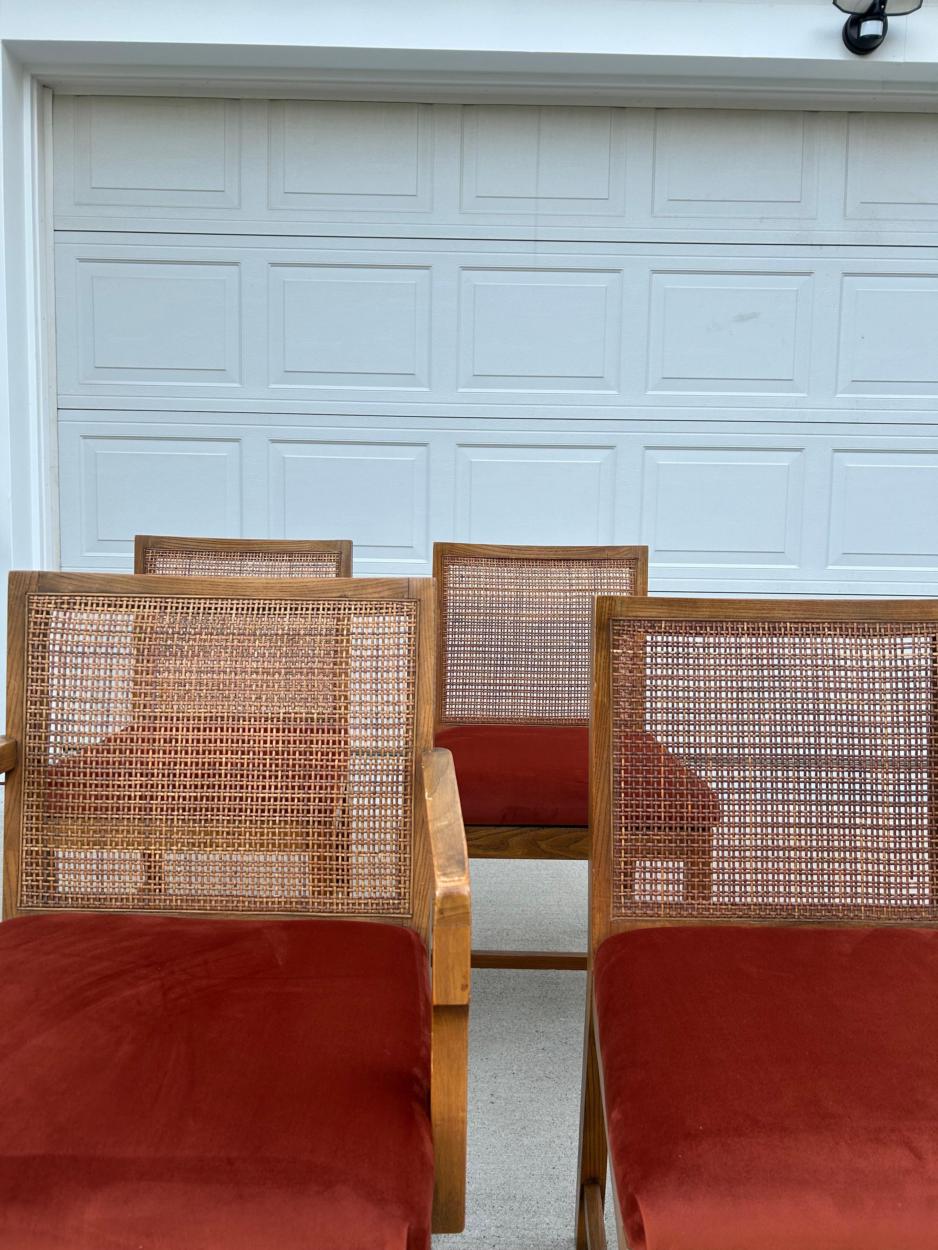 Satz von 4 neu gepolsterten Esszimmerstühlen mit Rohrrückenlehne von American Martinsville  (20. Jahrhundert) im Angebot