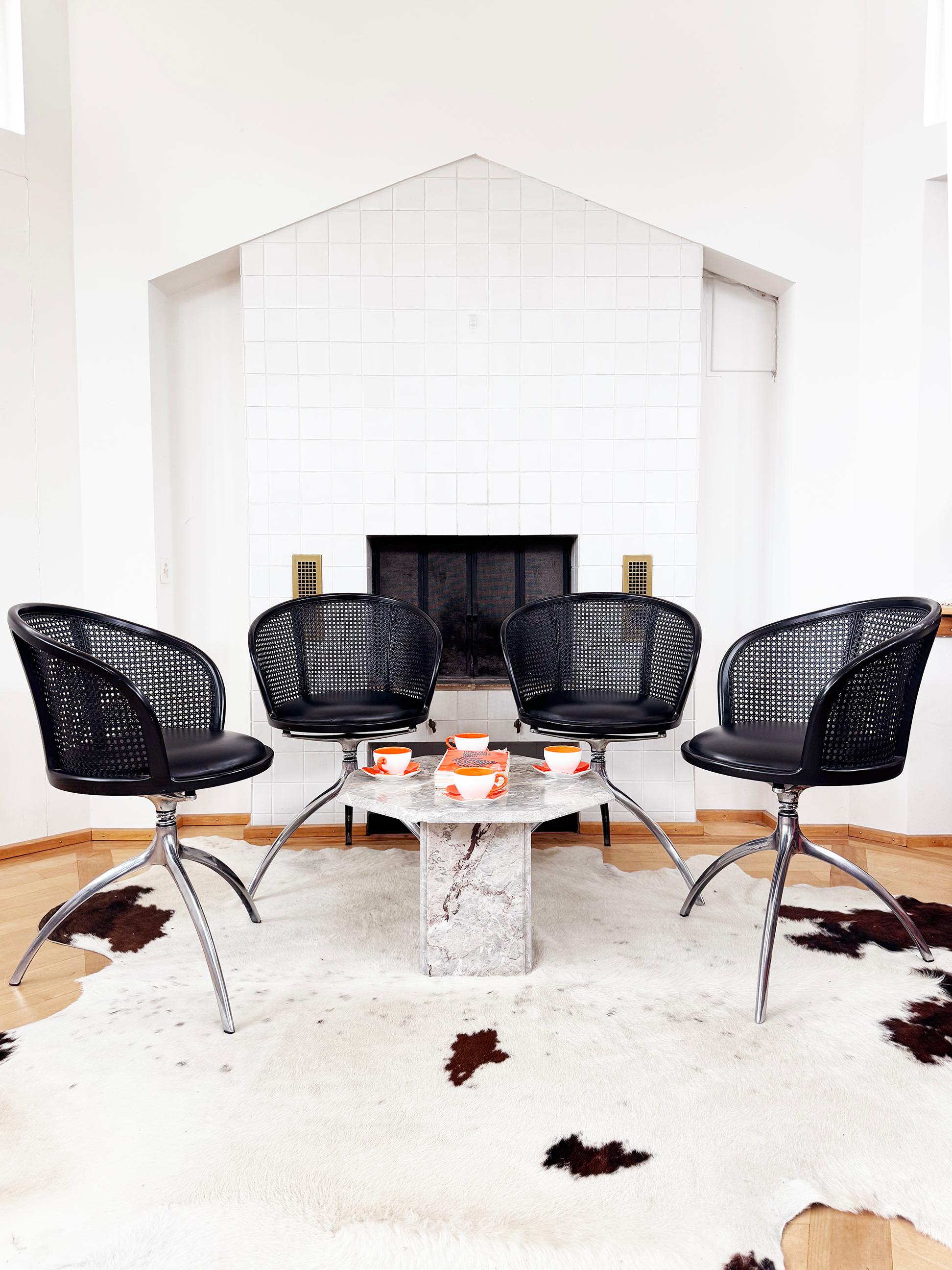 Postmoderne Lot de 4 chaises Rizzatto Alias 901 Young Lady, assise et canne noires, structure en aluminium en vente