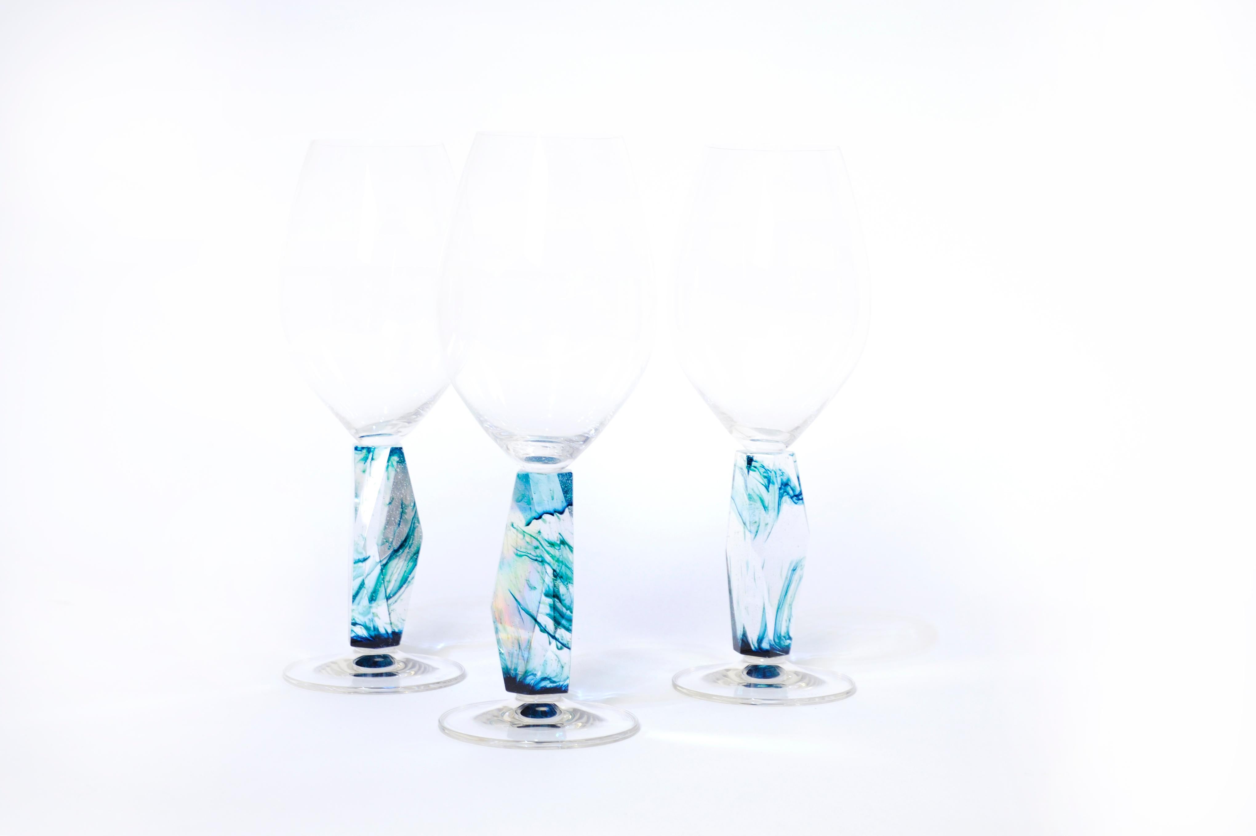 The new design of Orfeo Quagliata, a set of four wine glasses made by hand with the highest quality crystal.
Each facet of the handle is made one by one to later be polished in our workshop.
Touches of color that remain suspended in time with the