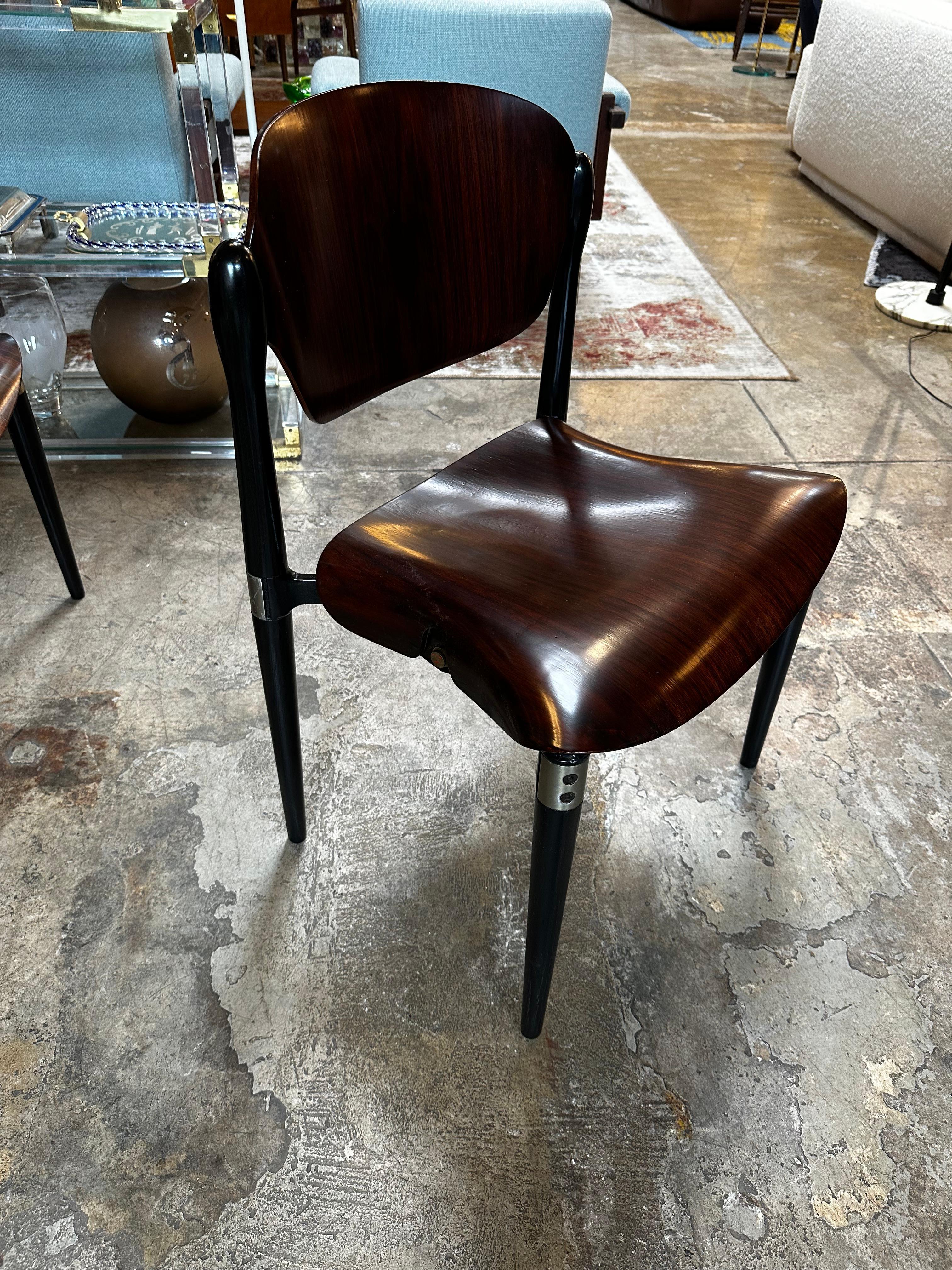 Milieu du XXe siècle Ensemble de 4 chaises d'appoint « S83 » en bois de rose et laqué noir par E.Gerli pour Tecno en vente