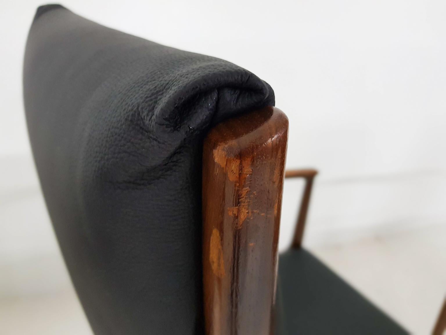 Ensemble de 4 chaises de salle à manger en bois de rose et cuir noir:: style moderne danois:: années 1950 en vente 3