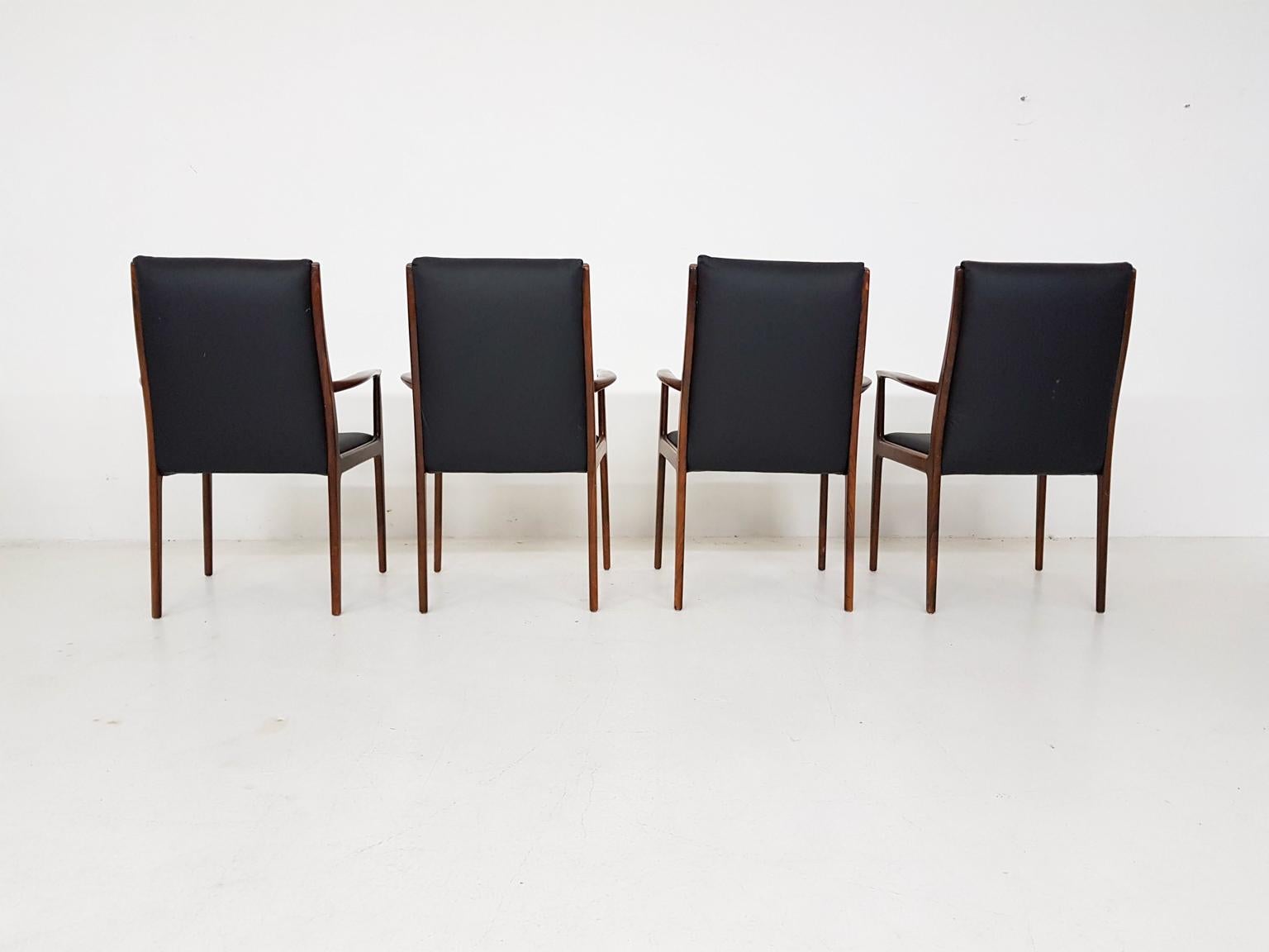 Scandinave moderne Ensemble de 4 chaises de salle à manger en bois de rose et cuir noir:: style moderne danois:: années 1950 en vente