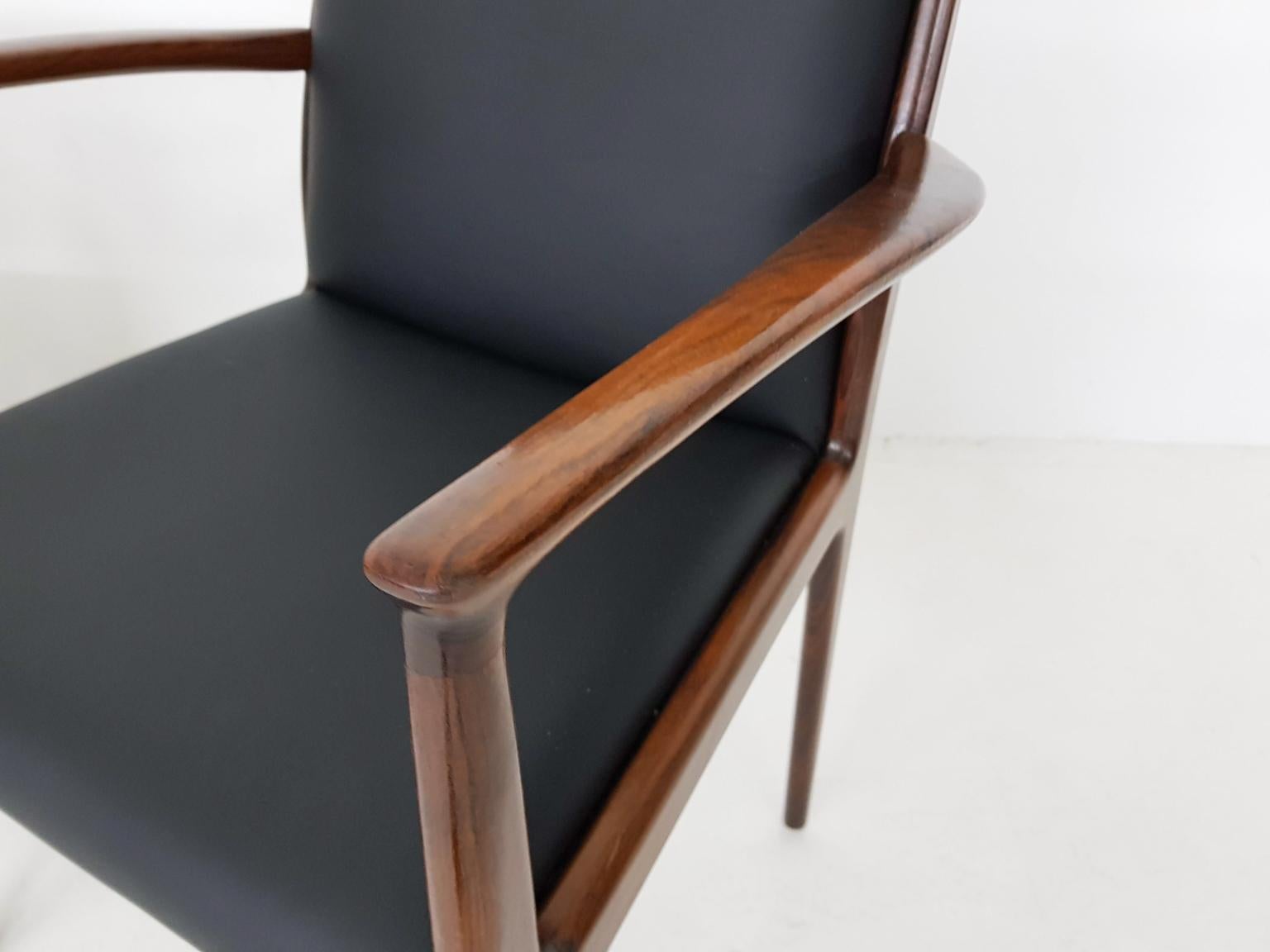 Danois Ensemble de 4 chaises de salle à manger en bois de rose et cuir noir:: style moderne danois:: années 1950 en vente