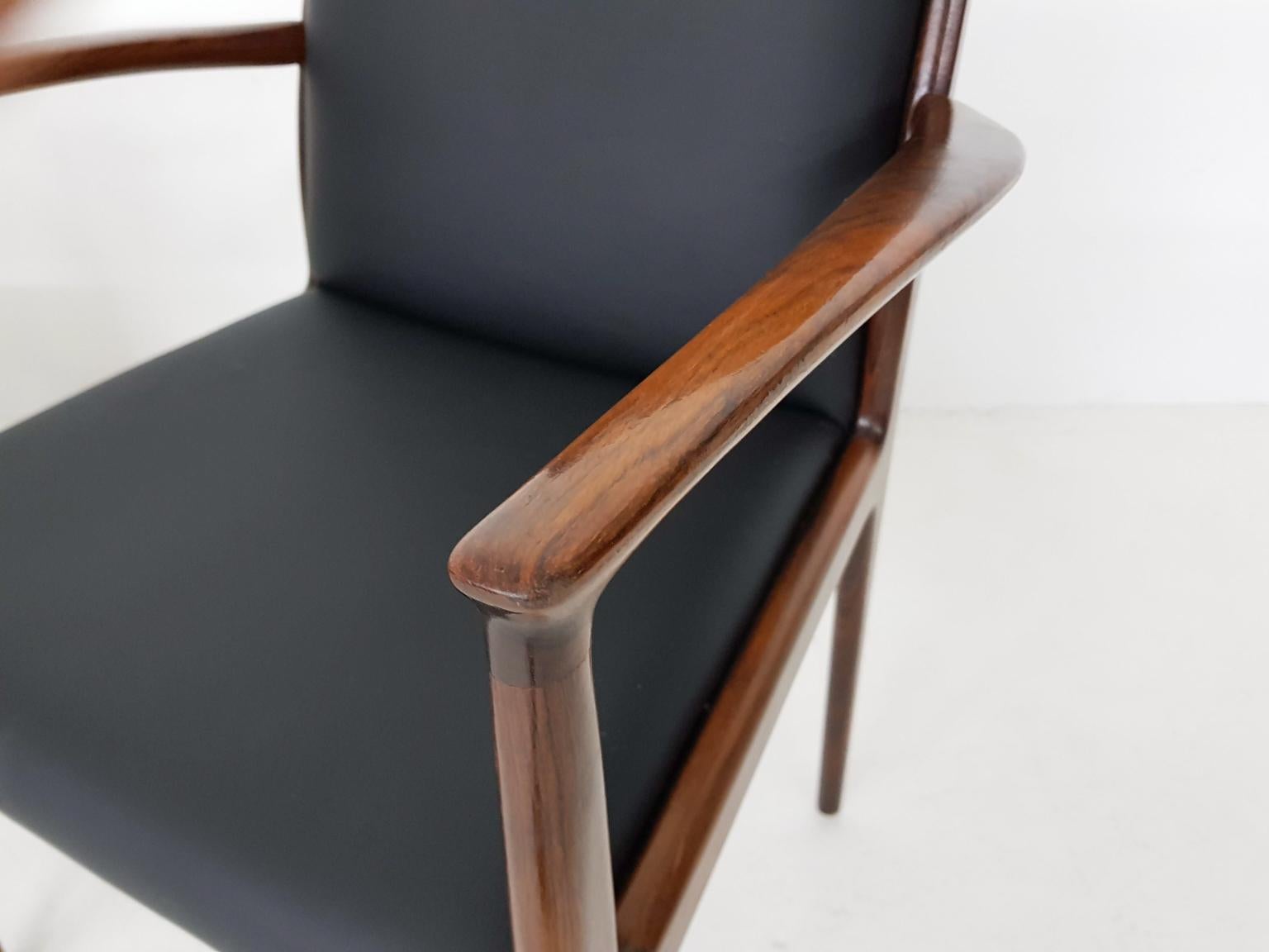 Ensemble de 4 chaises de salle à manger en bois de rose et cuir noir:: style moderne danois:: années 1950 Bon état - En vente à Amsterdam, NL