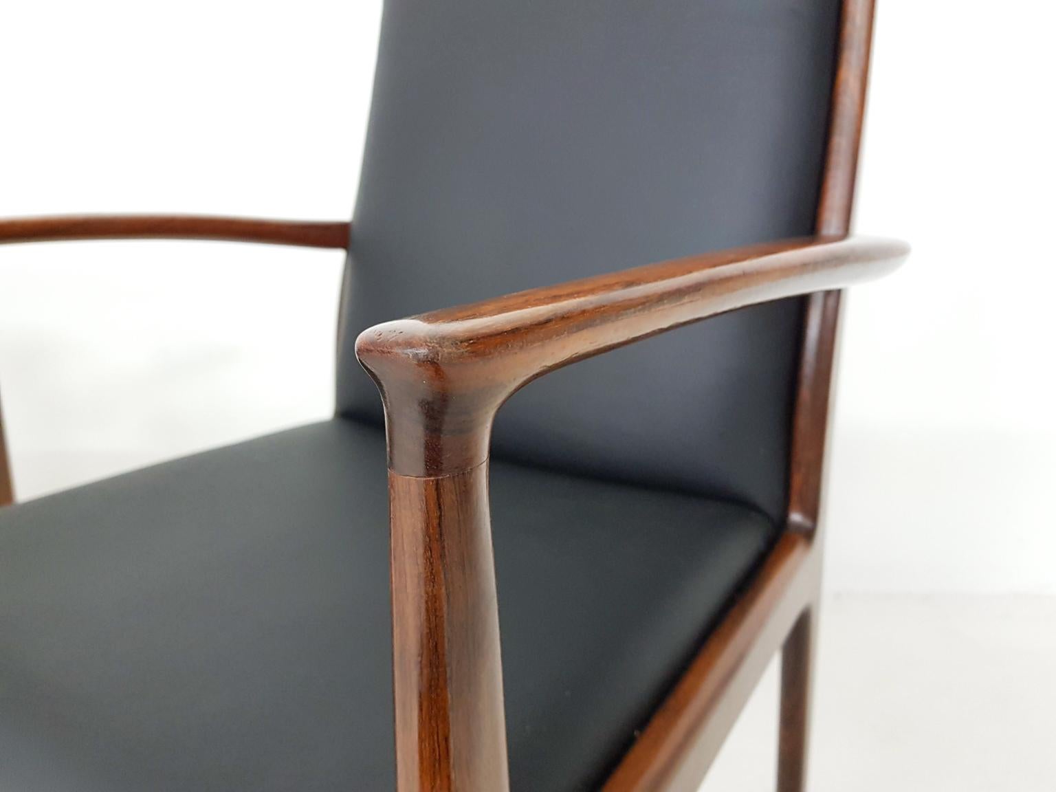 20ième siècle Ensemble de 4 chaises de salle à manger en bois de rose et cuir noir:: style moderne danois:: années 1950 en vente