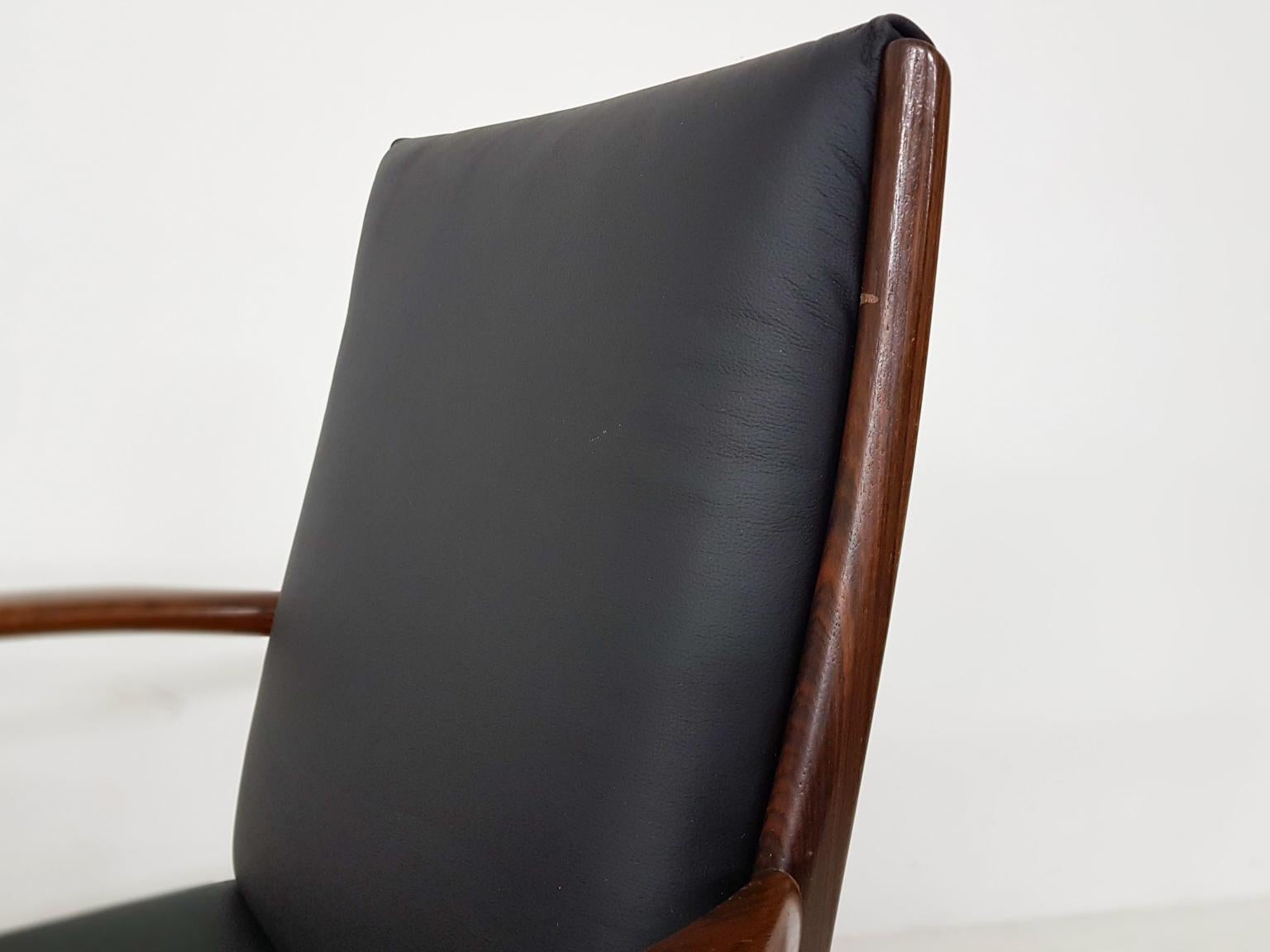 Cuir Ensemble de 4 chaises de salle à manger en bois de rose et cuir noir:: style moderne danois:: années 1950 en vente