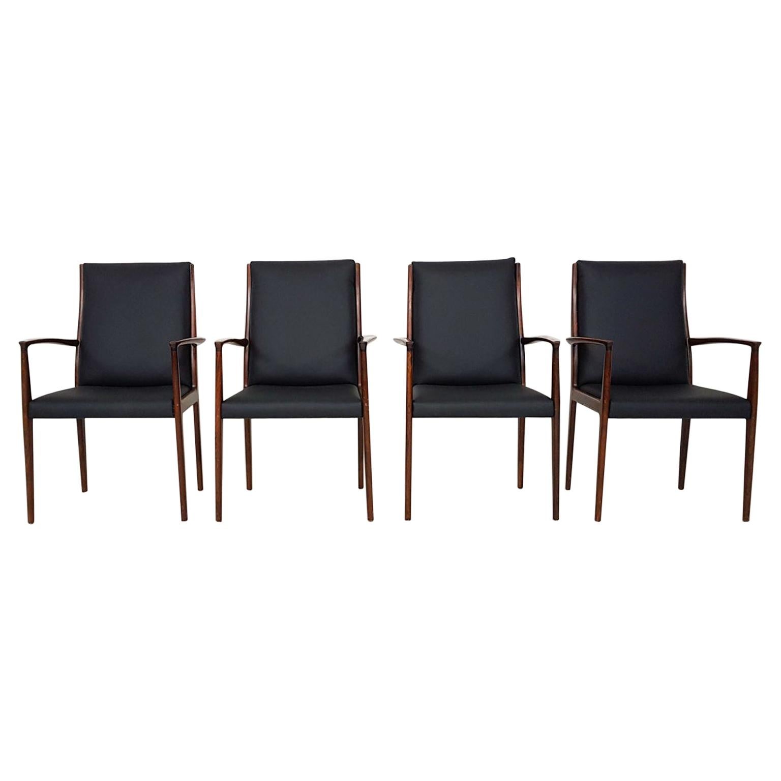 Ensemble de 4 chaises de salle à manger en bois de rose et cuir noir:: style moderne danois:: années 1950