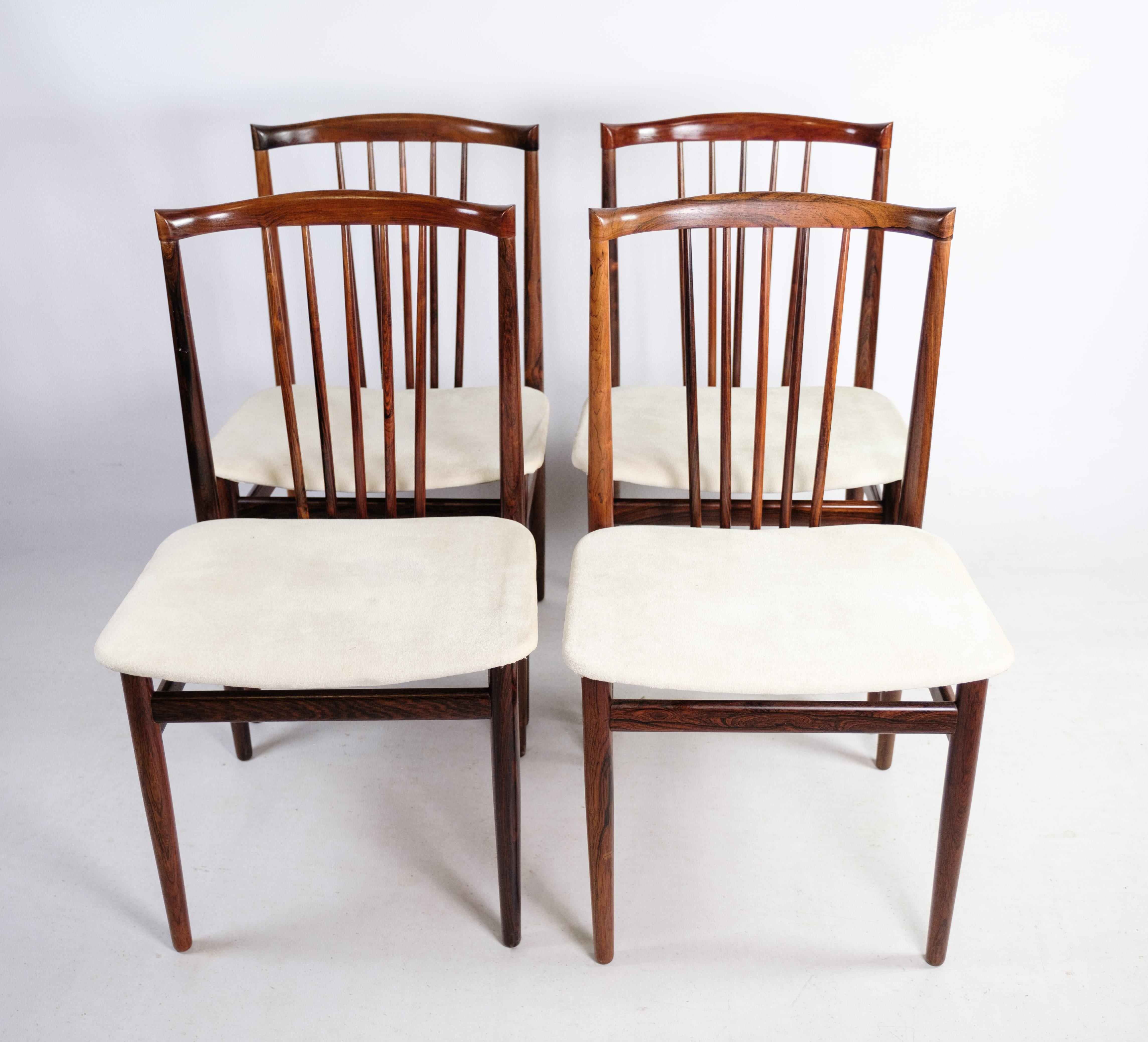 Dieses Set aus vier Esszimmerstühlen, 1968 von Henning Sørensen entworfen und aus Palisanderholz gefertigt, verkörpert die Eleganz und Raffinesse des dänischen Designs aus der Mitte des Jahrhunderts. Mit ihrer zeitlosen Ästhetik und der hochwertigen
