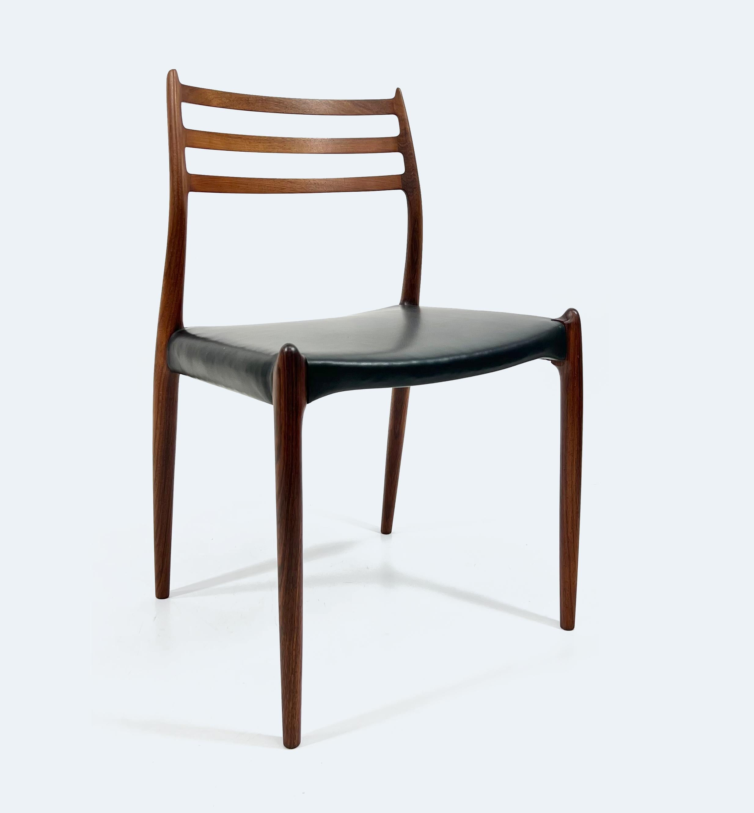 Questo set di quattro sedie in legno di palissandro, Model No. 78, disegnato da Niels O. Møller per J.L. Møllers Møbelfabrik nel 1962, è uno splendido esempio di design scandinavo di metà secolo al suo meglio. Realizzate in legno massiccio di