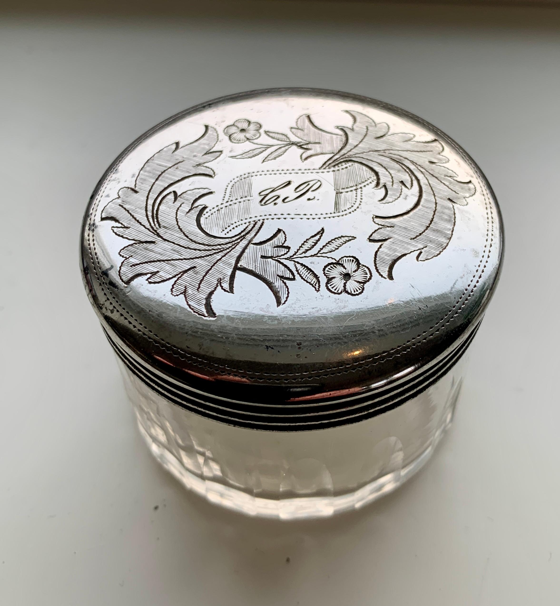 Set of 4 Round Glass Candy or Jewelry Boxes, 19th Century In Good Condition For Sale In Haddonfield, NJ