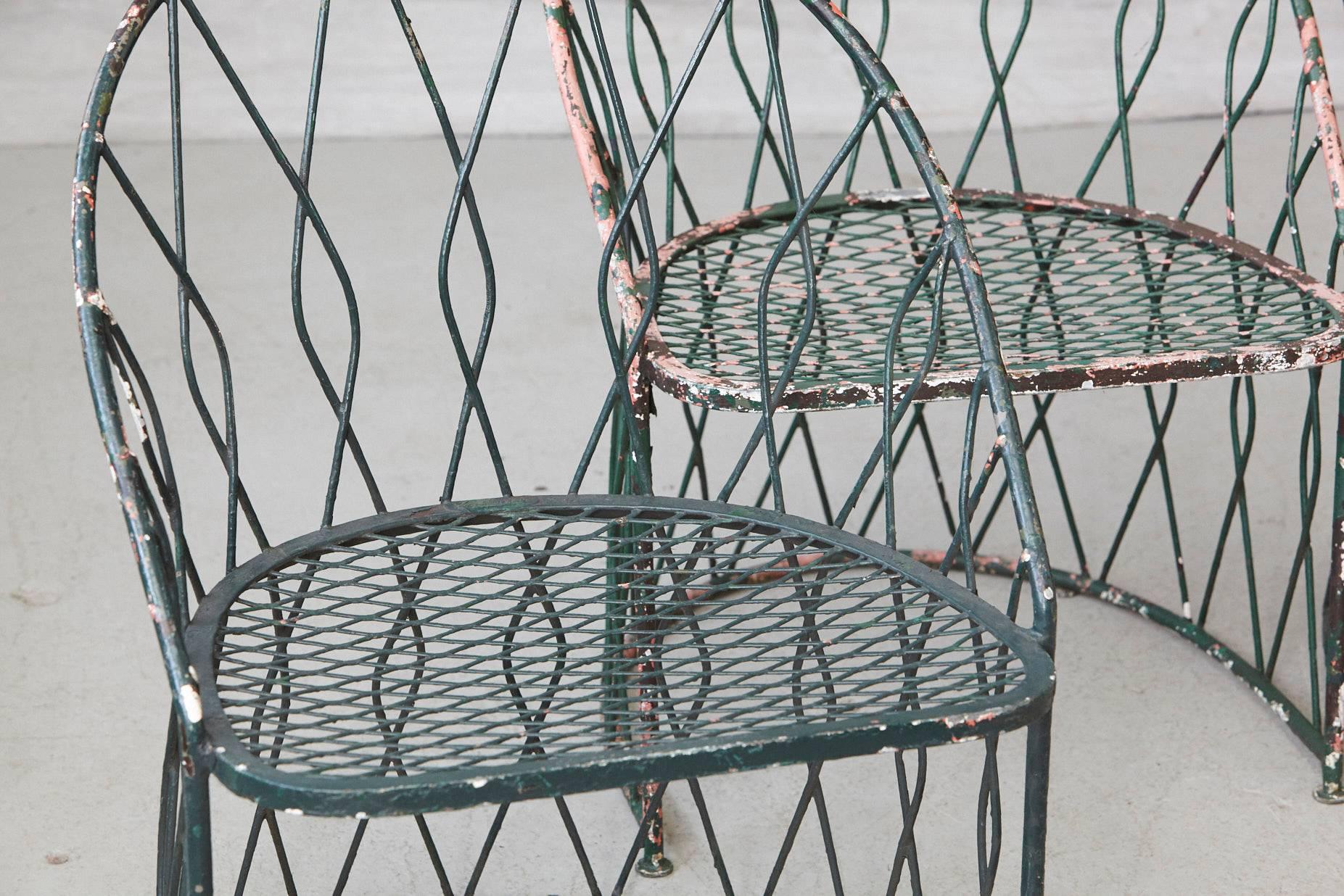 Satz von vier runden schmiedeeisernen Salterini Barrel Back Patio oder Garten Stühle (amerikanisch)