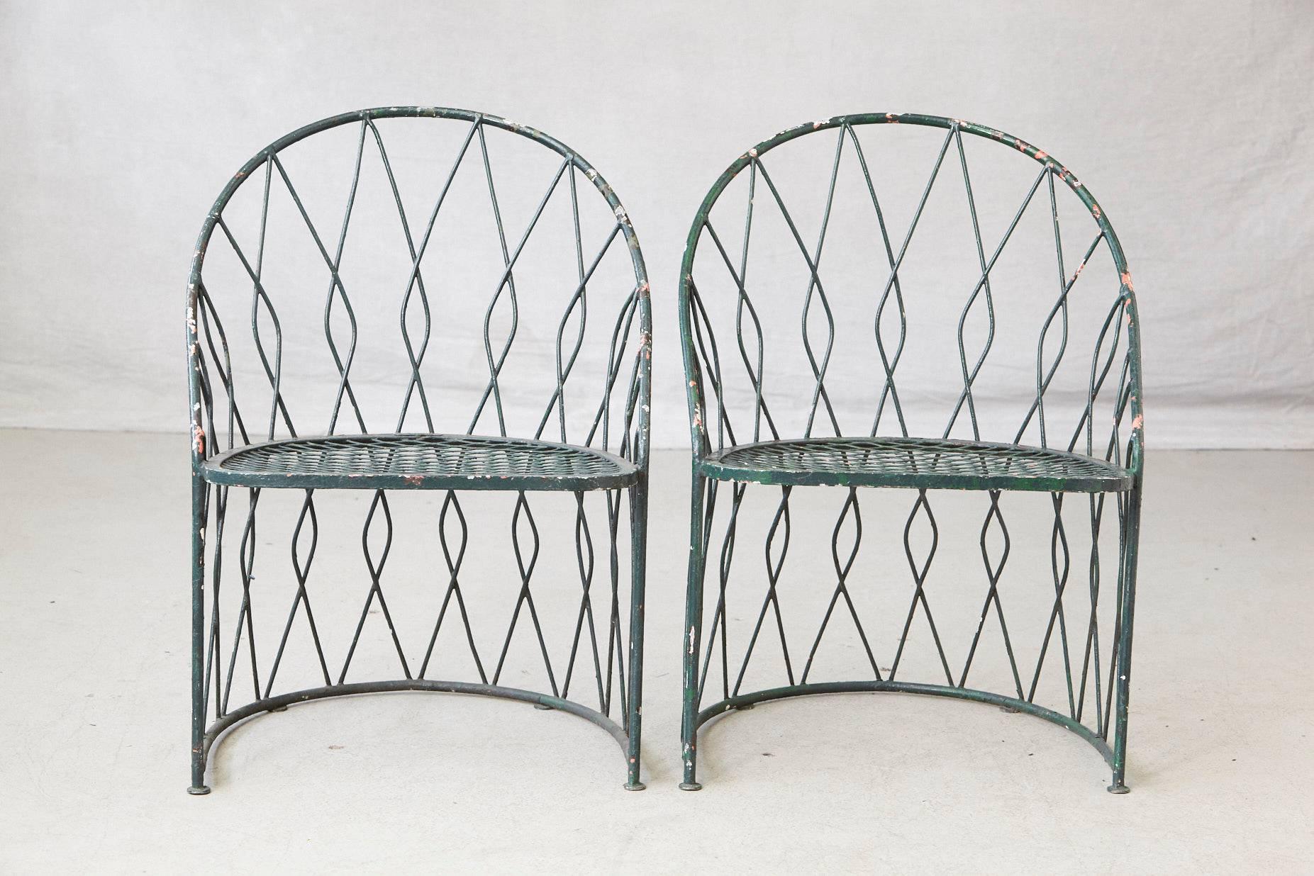 Set of Four Round Wrought Iron Salterini Barrel Back Patio or Garden Chairs In Distressed Condition In Pau, FR