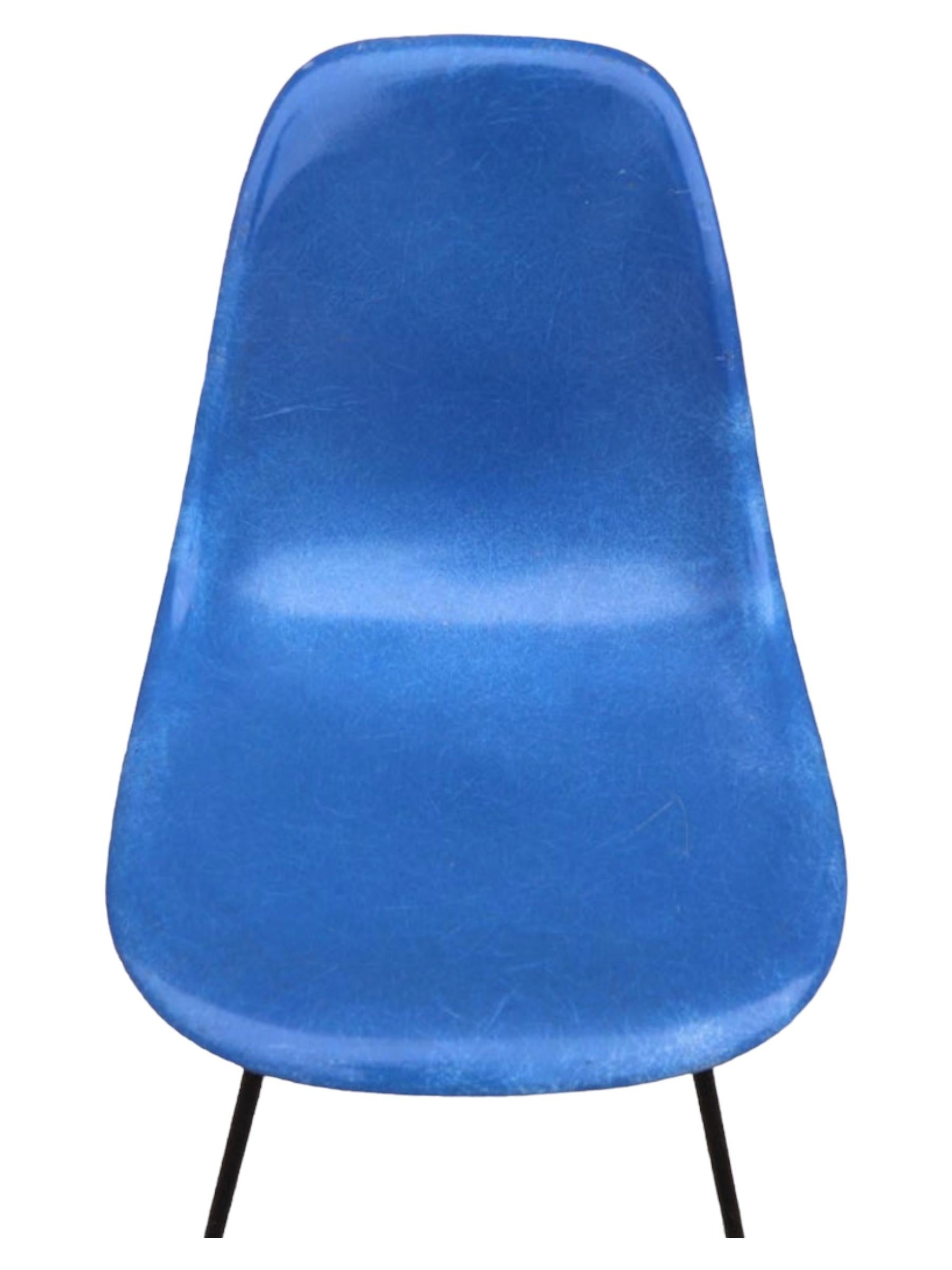 Mid-Century Modern Set of 4 Royal Blue Herman Miller Eames Dining Chairs For Sale