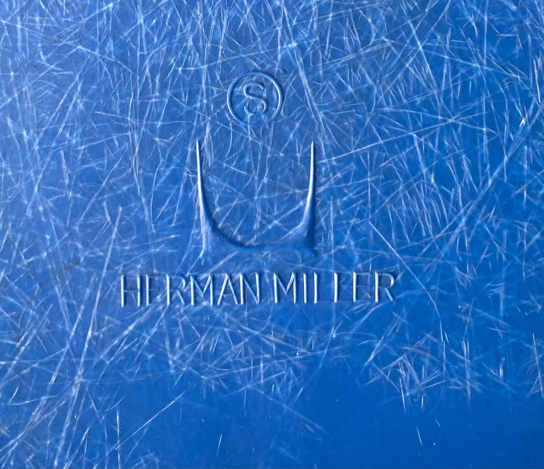 Ensemble de 4 chaises de salle à manger Eames Royal Blue Herman Miller Bon état - En vente à Brooklyn, NY