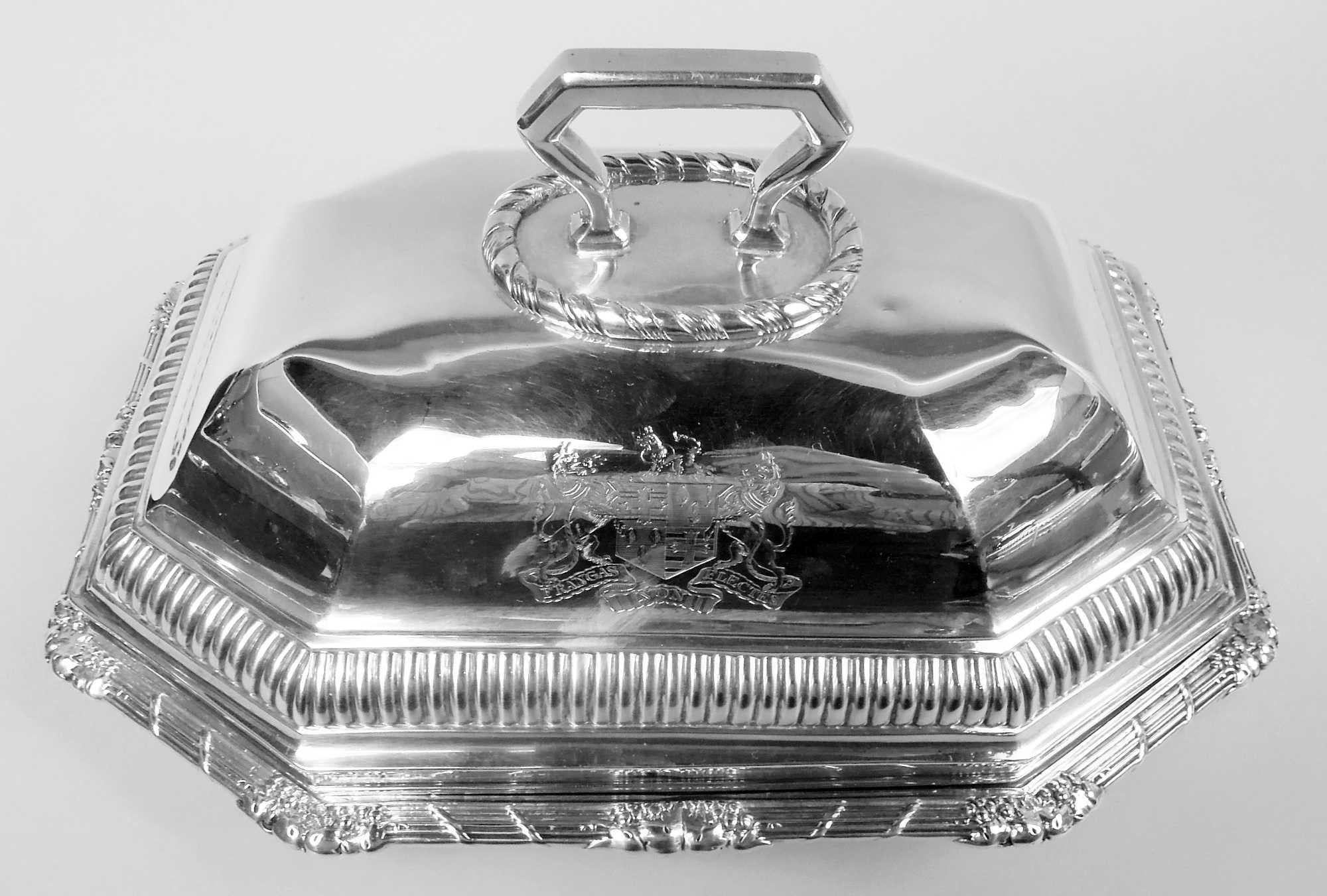Satz von 4 englischen, georgianischen, mit Sterlingsilber überzogenen Vorspeisentellern, 1804. Wiederverkauft von Rundell, Bridge & Rundell in London. Jede: Abgeschrägte, rechteckige Schale mit spitz zulaufenden Seiten und geriffeltem Rand, der mit
