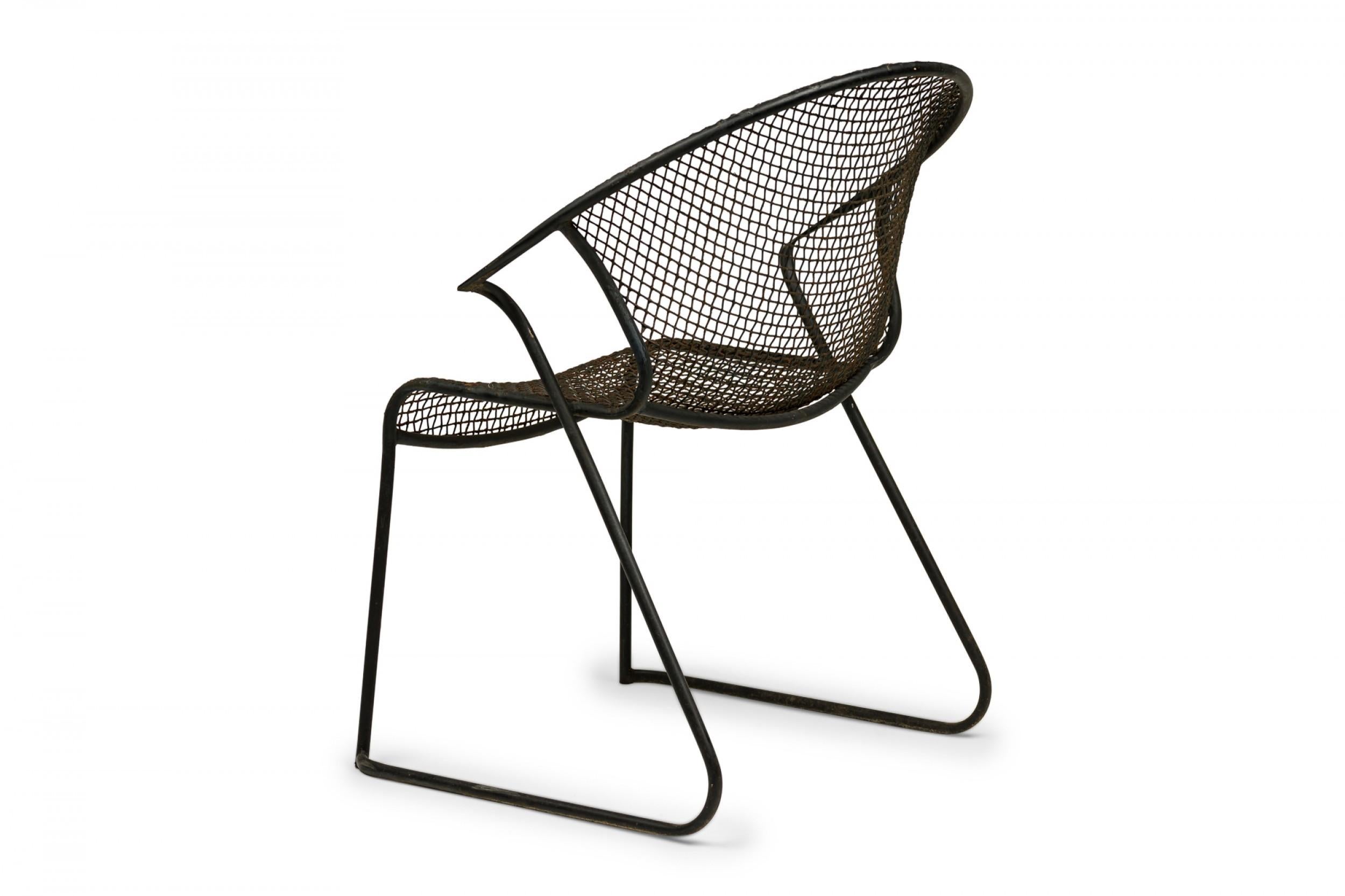 Juego de 4 sillas de comedor Russell Woodard con asiento cóncavo y respaldo curvado Hecho a mano en venta