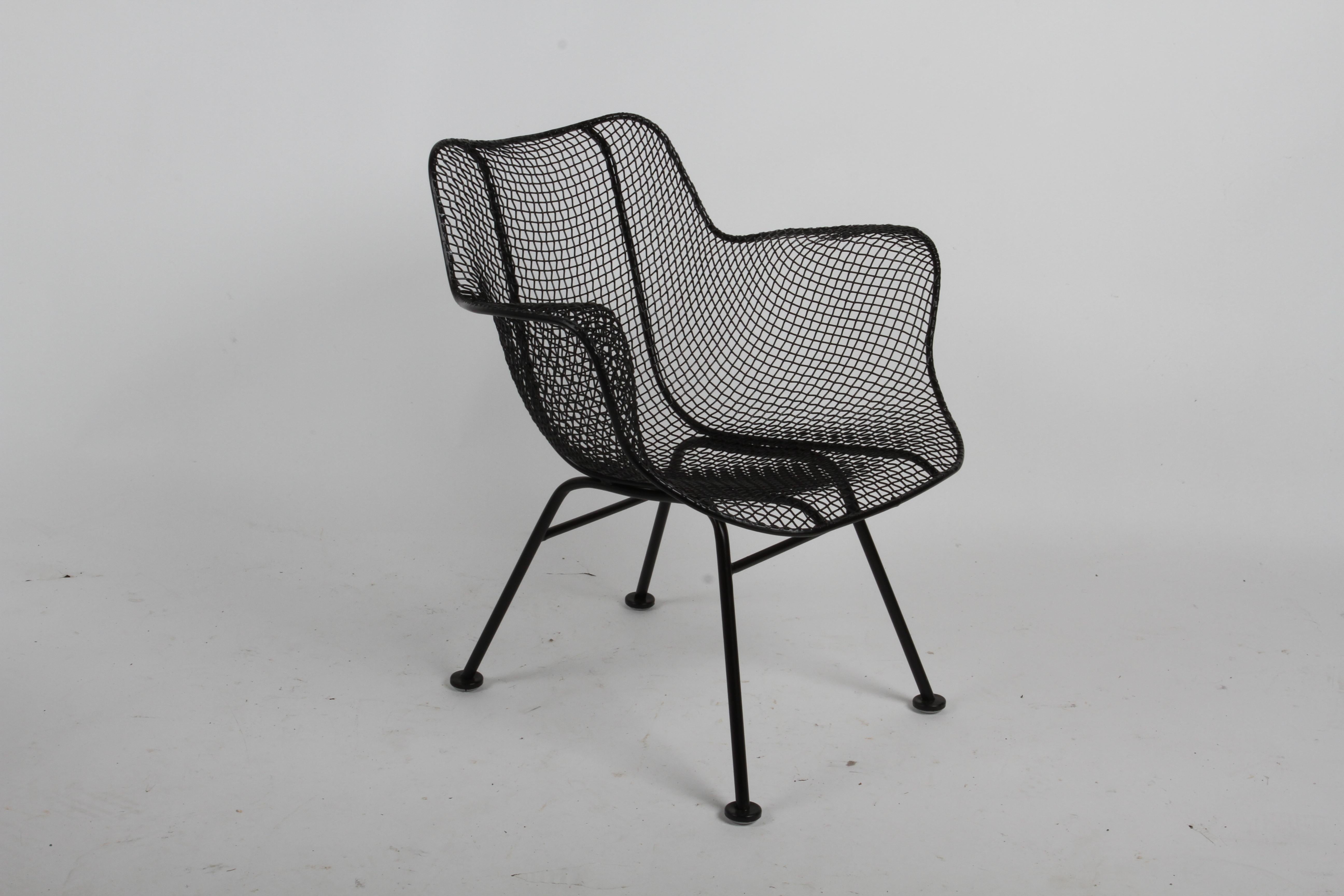 Set of 4 Russell Woodard Restored Iconic Sculptura Mesh Lounge Patio Arm Chairs  In Good Condition For Sale In St. Louis, MO