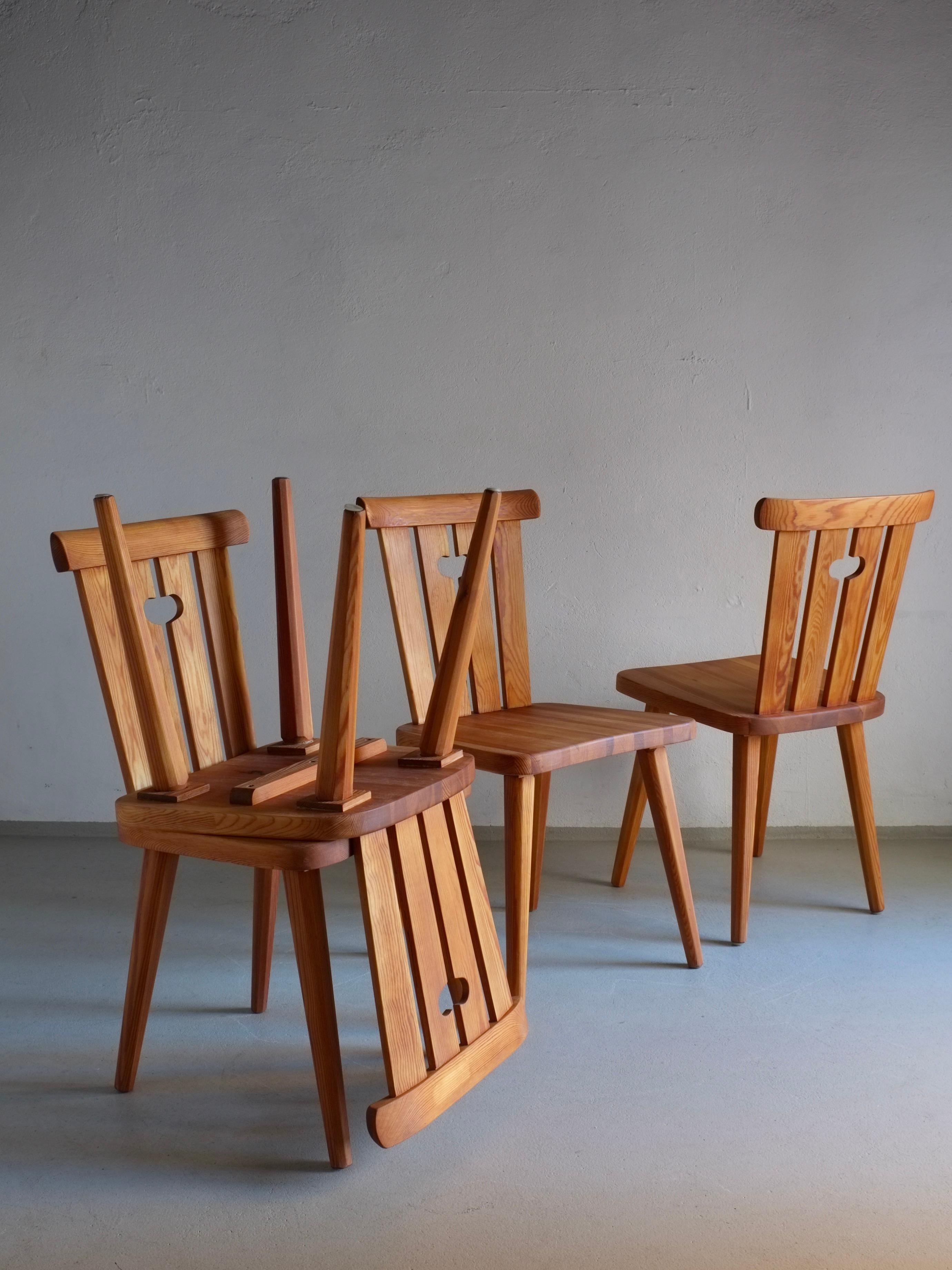 Scandinavian Modern Set of 4 Rustic Pine Chairs by Goran Malmvall, Sweden, 1940s For Sale